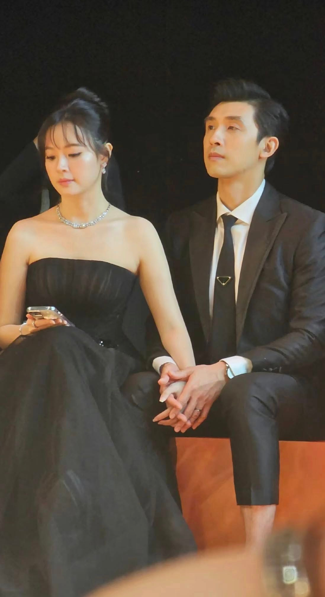 Loạt ảnh được chụp lại tại một sự kiện gần đây của Midu cùng chồng thiếu gia Minh Đạt đang viral khắp mạng xã hội. Cặp đôi như "hình với bóng" suốt cả sự kiện.