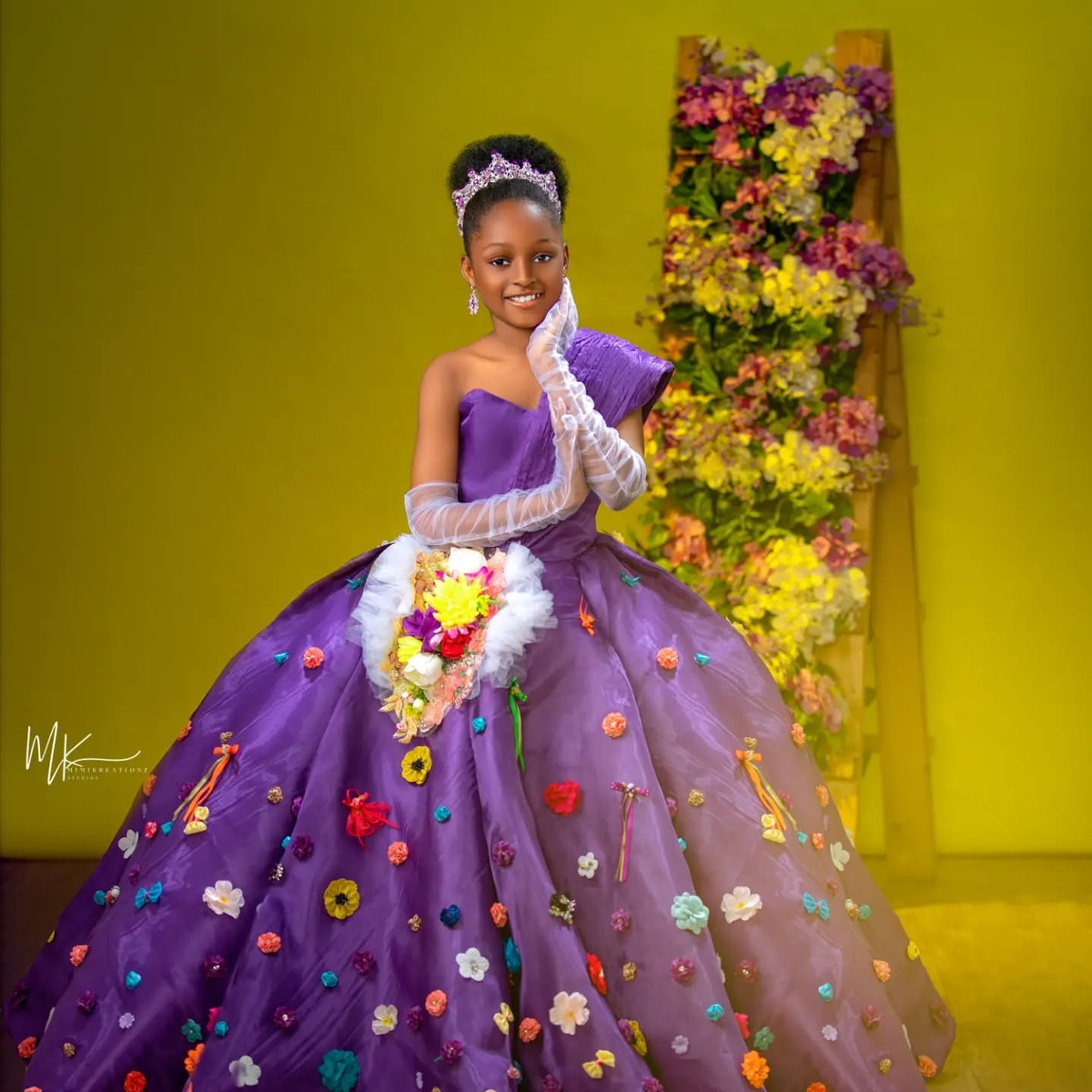 Trong những hình ảnh gần nhất được đăng tải, Jare Ijalana vẫn giữ nguyên nét đẹp thuần khiết và đầy cuốn hút. Không còn là cô bé với đôi mắt to tròn ngây thơ, Jare giờ đây đã trưởng thành hơn, sắc sảo và thần thái không kém bất kỳ người mẫu chuyên nghiệp nào.