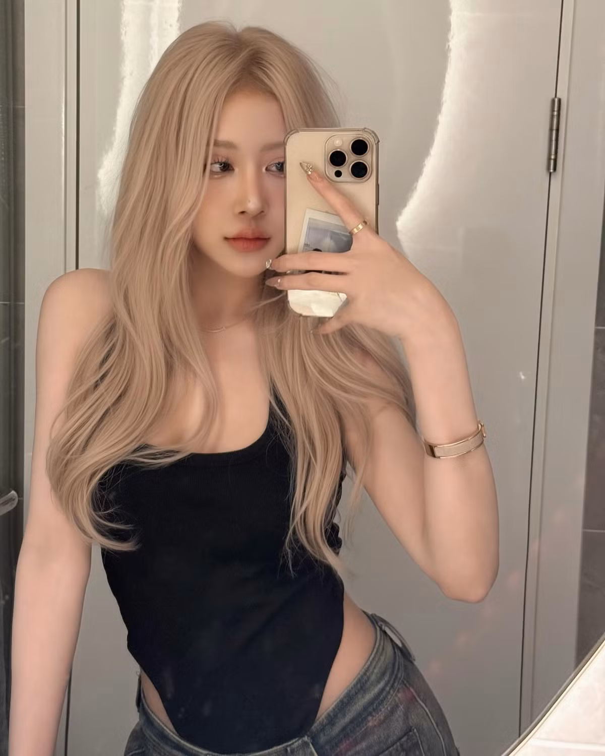 Huyền Diệu gây ấn tượng bởi nhan sắc xinh đẹp, đôi mắt to tròn, nụ cười rạng rỡ cùng thân hình cân đối và chiều cao 1m72.