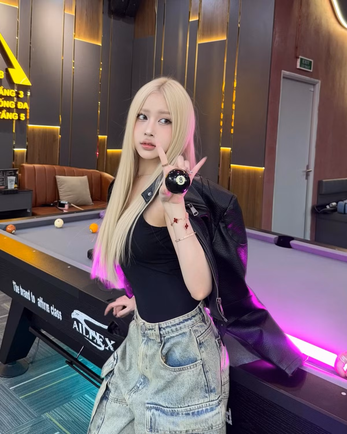 Về phần makeup và kiểu tóc, Huyền Diệu tiếp tục giữ cho mình sự đồng bộ với hình ảnh Rosé phiên bản Việt. Cô chọn lối trang điểm tự nhiên, tập trung vào làn da mịn màng, đôi mắt sắc nét cùng đôi môi màu hồng nude nhẹ nhàng.