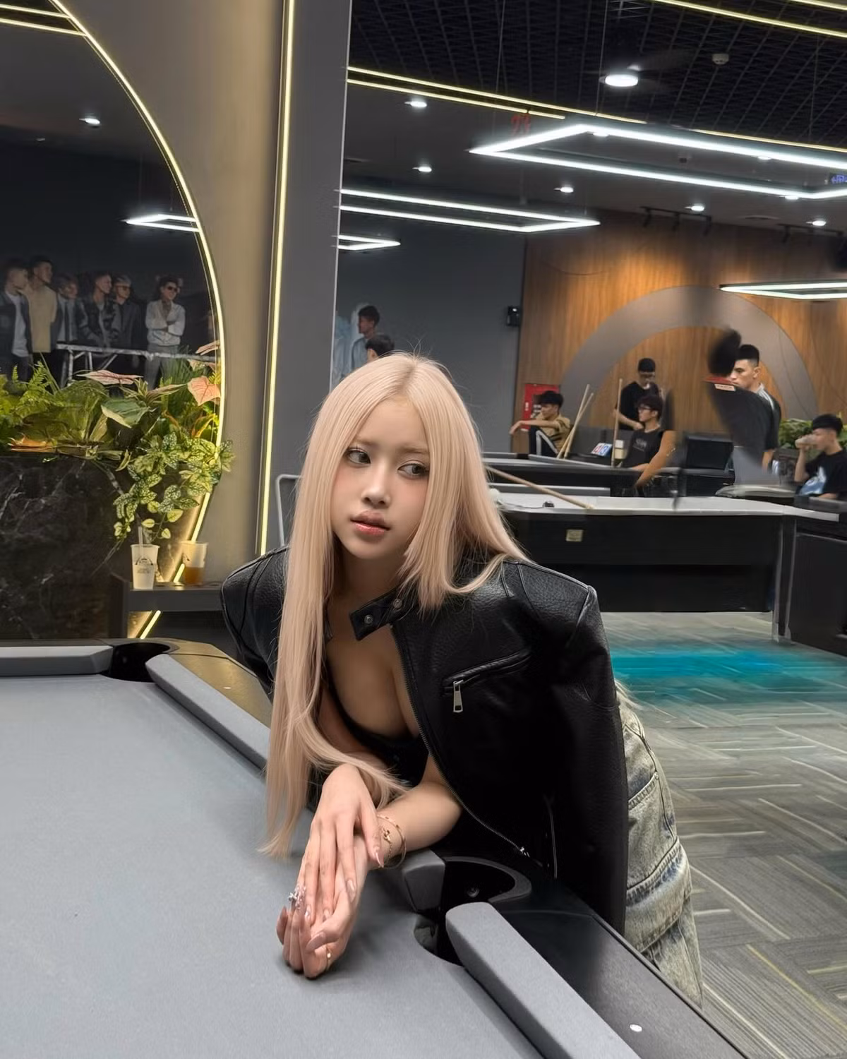 Trong loạt ảnh lần này, Huyền Diệu lựa chọn set đồ tưởng chừng đơn giản nhưng cực kỳ tinh tế: một chiếc bodysuit màu đen ôm sát cơ thể kết hợp cùng quần jeans ống rộng màu xanh bạc.