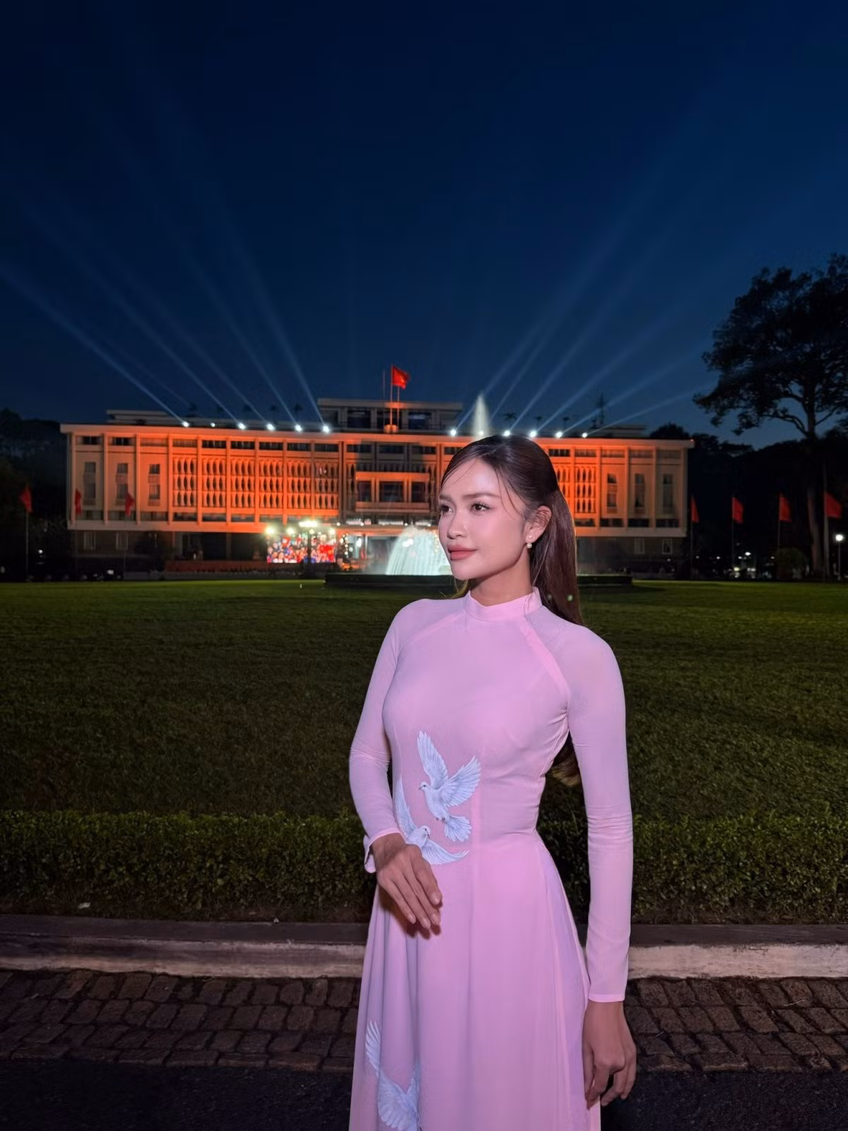 Hoa hậu Hoàn vũ Việt Nam 2022 Nguyễn Thị Ngọc Châu chọn áo dài hồng, in hình cánh chim hoà bình.