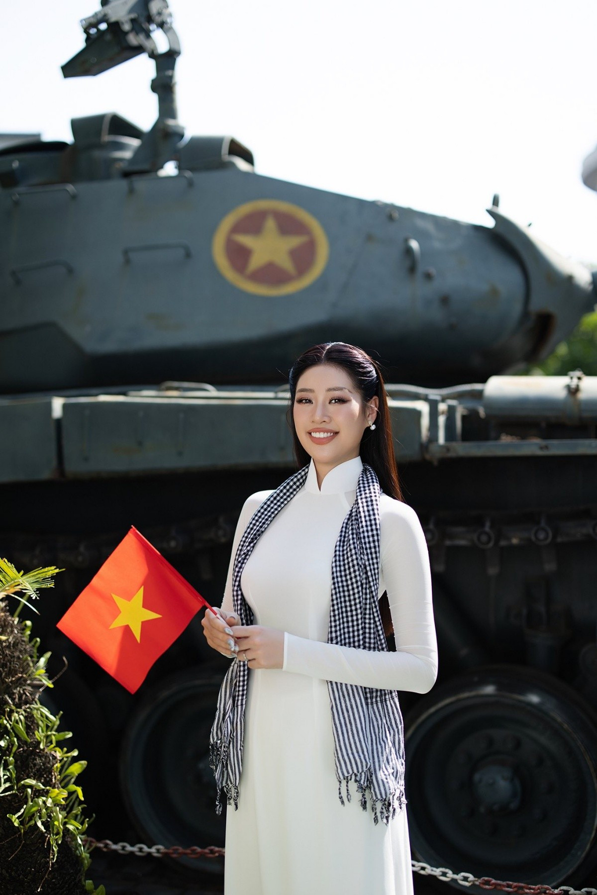 "Chào mừng đại lễ 30/4 – Kỷ niệm 50 năm Ngày Giải phóng miền Nam, thống nhất đất nước. Nửa thế kỷ trôi qua, hào khí chiến thắng vẫn còn vang vọng trong tim mỗi người Việt Nam", Hoa hậu Hoàn vũ Việt Nam 2019 chia sẻ.