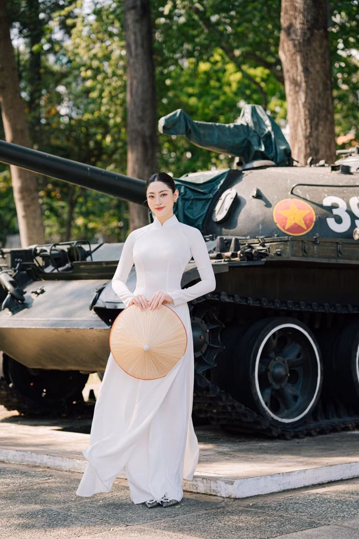 Không cần phải tạo dáng quá nhiều, nàng Hậu vẫn bừng sáng khung hình với vẻ đẹp duyên dáng, nữ tính.