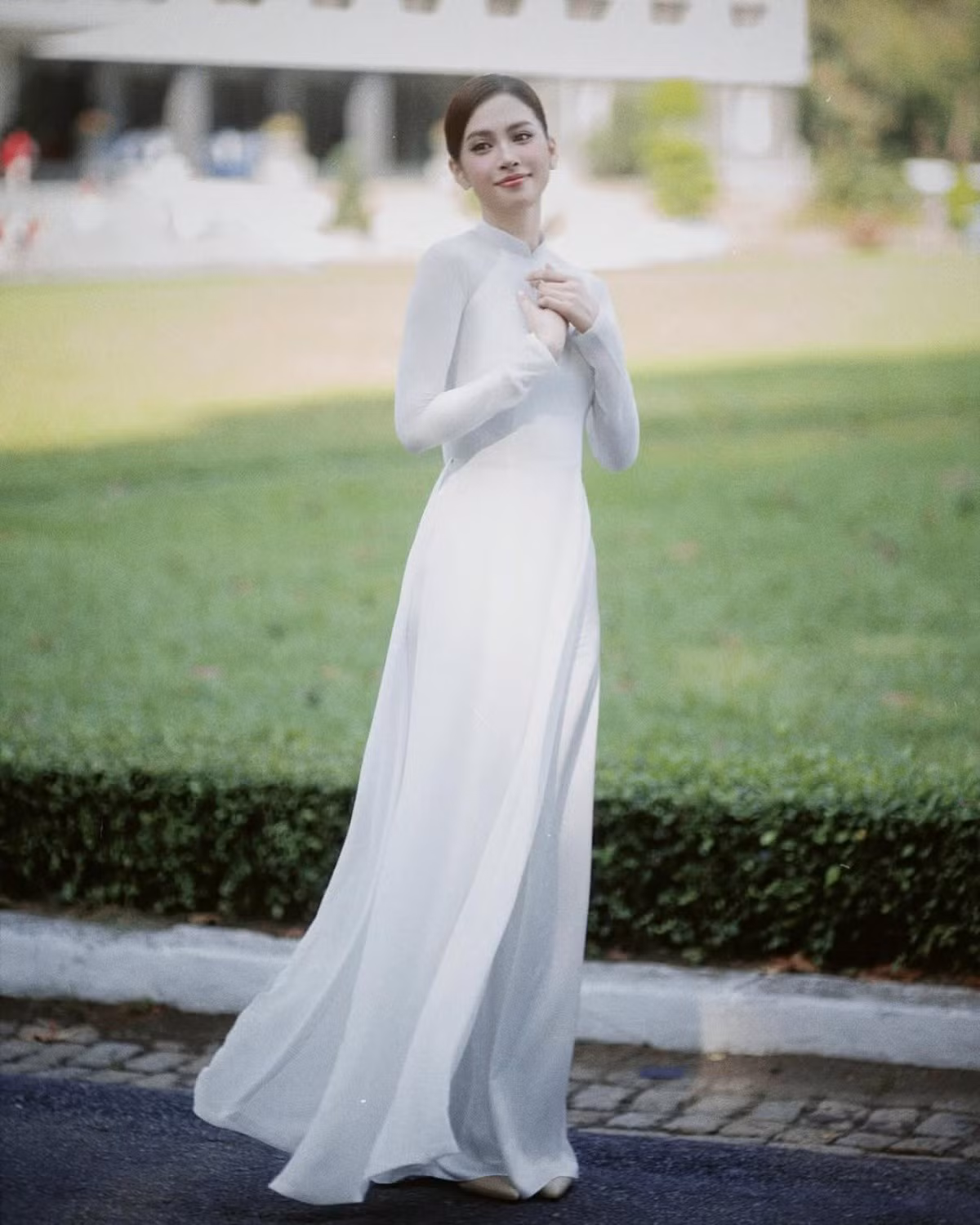 Cô lựa chọn kiểu tóc búi thấp nhẹ nhàng cùng lối trang điểm tự nhiên, khoe vẻ đẹp thanh toát chuẩn người con gái Việt Nam truyền thống.