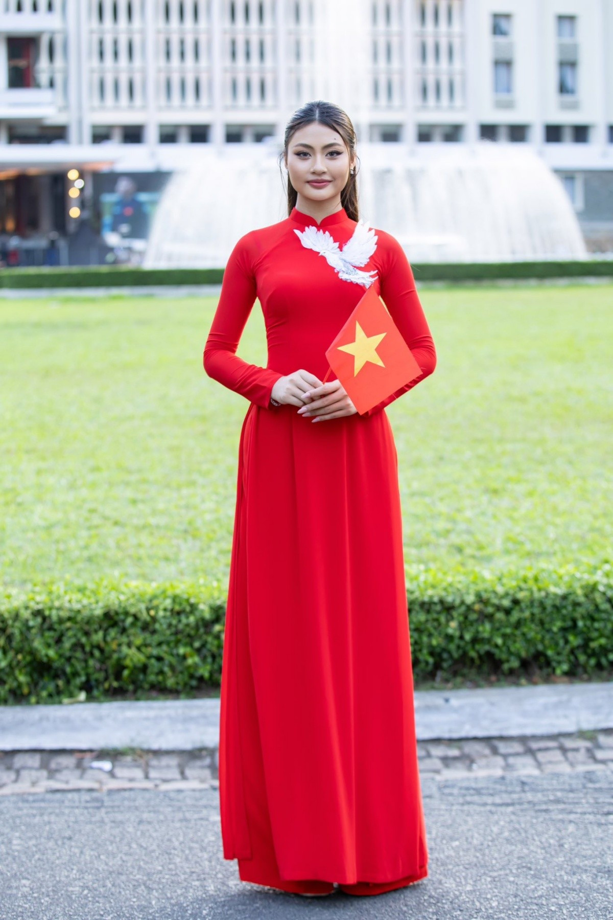 "Hòa bình có đẹp không mọi người? Với Hạnh thì đẹp nhất!", cô chia sẻ.
