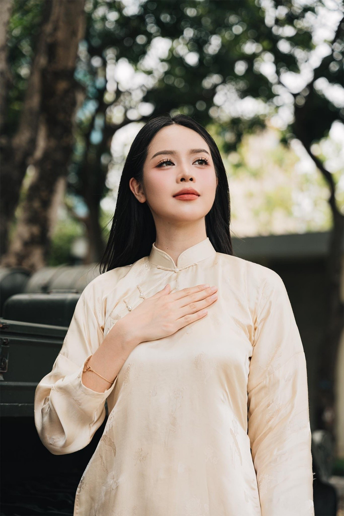 Hoa hậu Thanh Thủy lựa chọn áo dài duyên dáng kết hợp cùng kiểu tóc bồng bềnh, mềm mại. "Chào mừng Kỷ niệm 50 năm Ngày Giải phóng miền Nam, thống nhất đất nước (30/4/1975 - 30/4/2025)", cô chia sẻ.