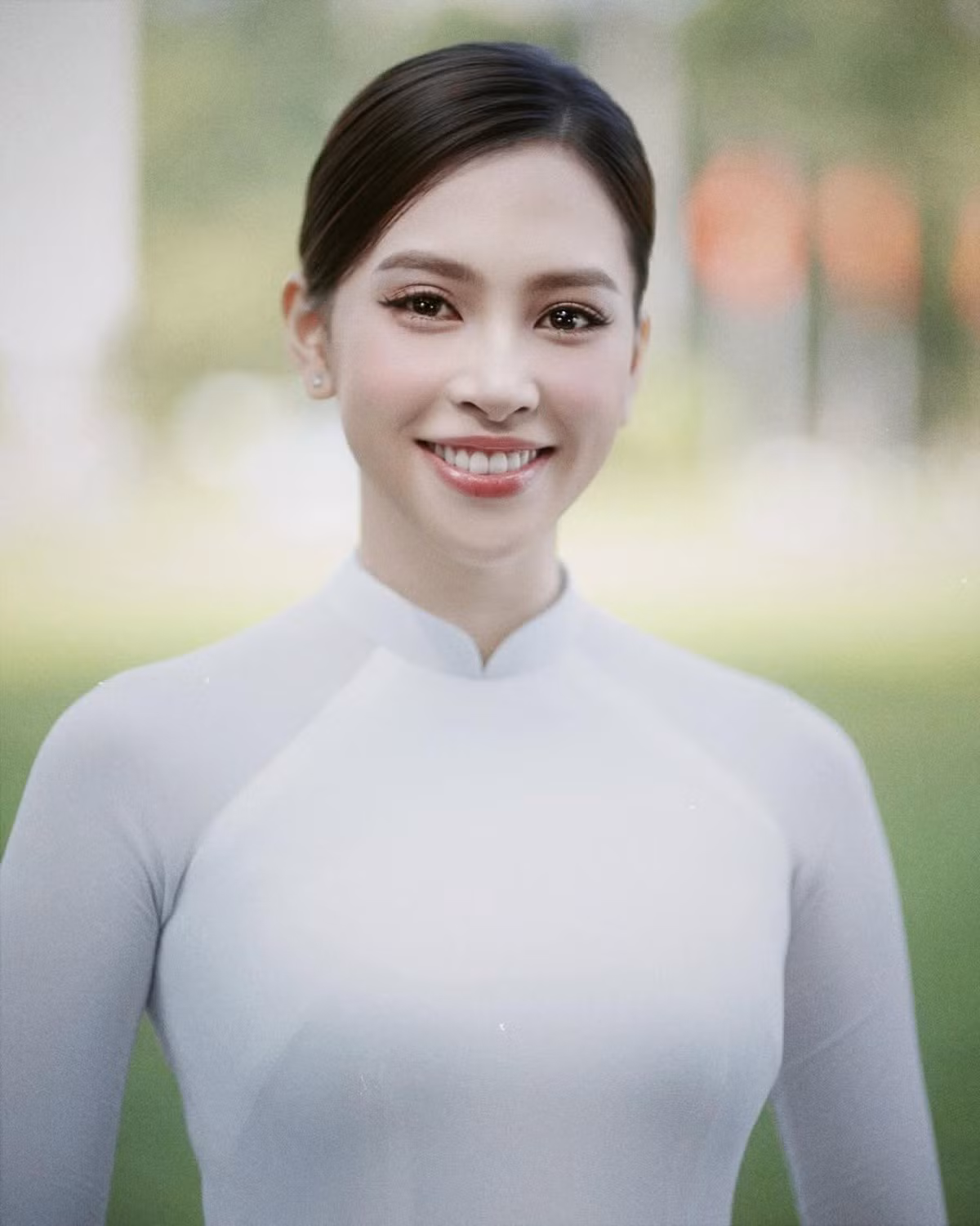 Hoa hậu Việt Nam 2018 Trần Tiểu Vy trong thiết kế áo dài trắng truyền thống.