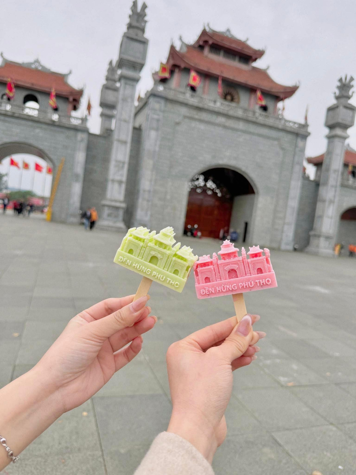 Lễ hội Đền Hùng năm nay còn đặc biệt sôi động với hơn 350 gian hàng giới thiệu đặc sản vùng Đất Tổ và các sản phẩm OCOP (mỗi xã một sản phẩm), mang đến cho du khách những trải nghiệm ẩm thực phong phú.