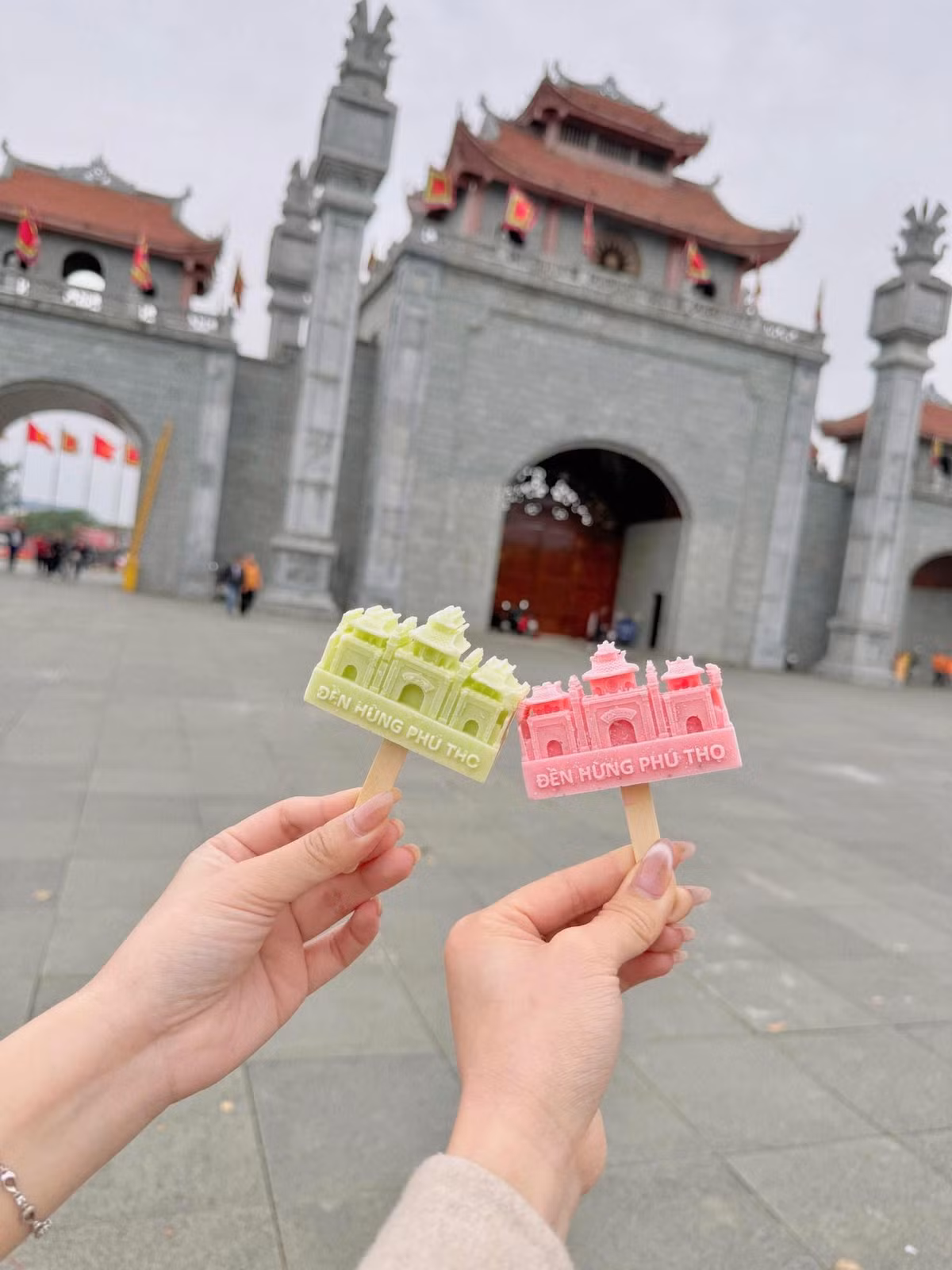 Lễ hội Đền Hùng năm nay còn đặc biệt sôi động với hơn 350 gian hàng giới thiệu đặc sản vùng Đất Tổ và các sản phẩm OCOP (mỗi xã một sản phẩm), mang đến cho du khách những trải nghiệm ẩm thực phong phú.