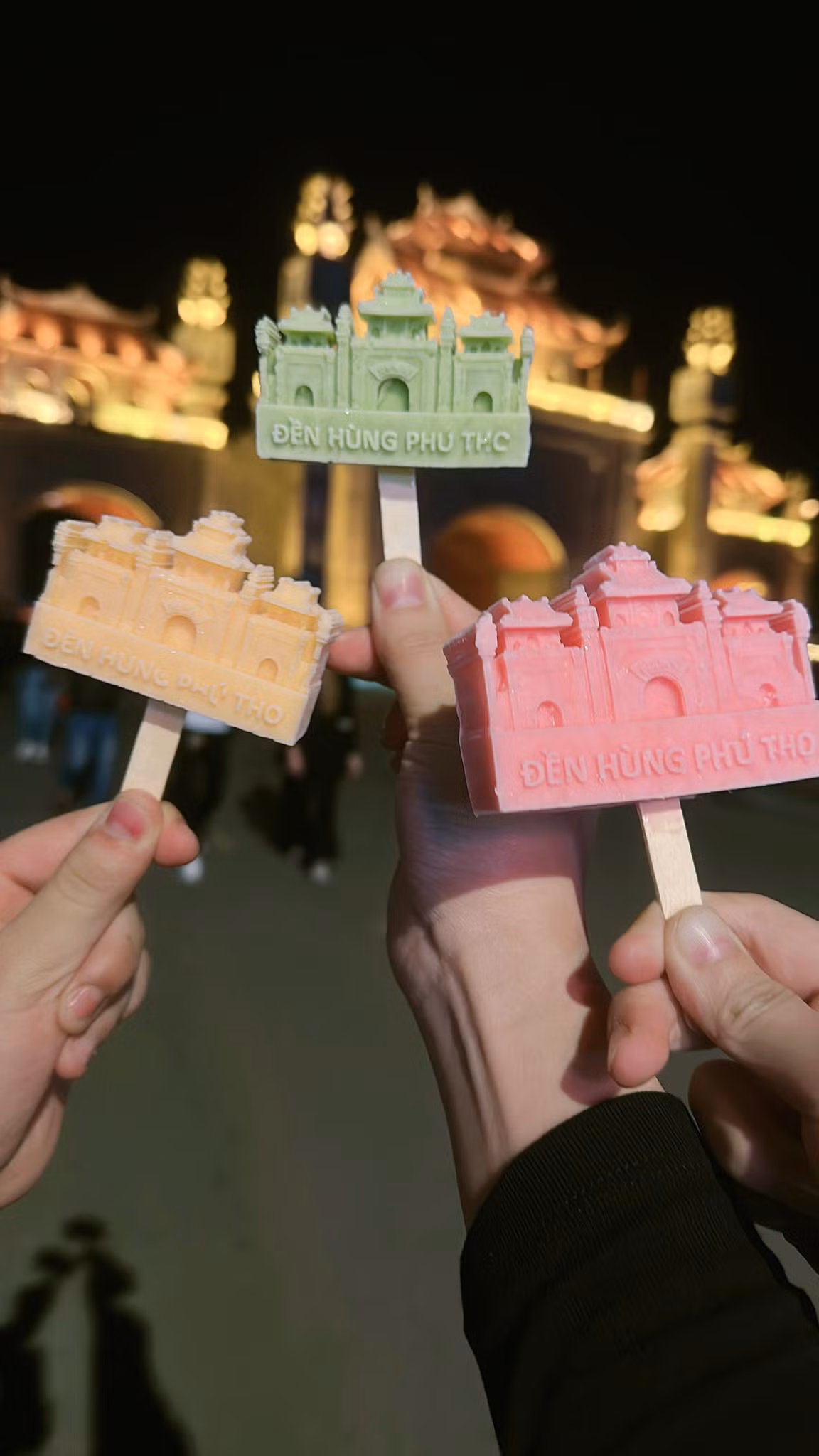 Bên cạnh đó, các hoạt động văn hóa, nghệ thuật, trò chơi dân gian cũng góp phần tạo nên không khí lễ hội tưng bừng, thu hút đông đảo du khách gần xa.