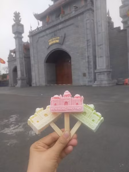 Hình ảnh những bạn trẻ check-in cùng cây kem mang đậm dấu ấn lịch sử đã nhanh chóng phủ sóng mạng xã hội, biến nó thành một biểu tượng ẩm thực độc đáo của mùa lễ hội.