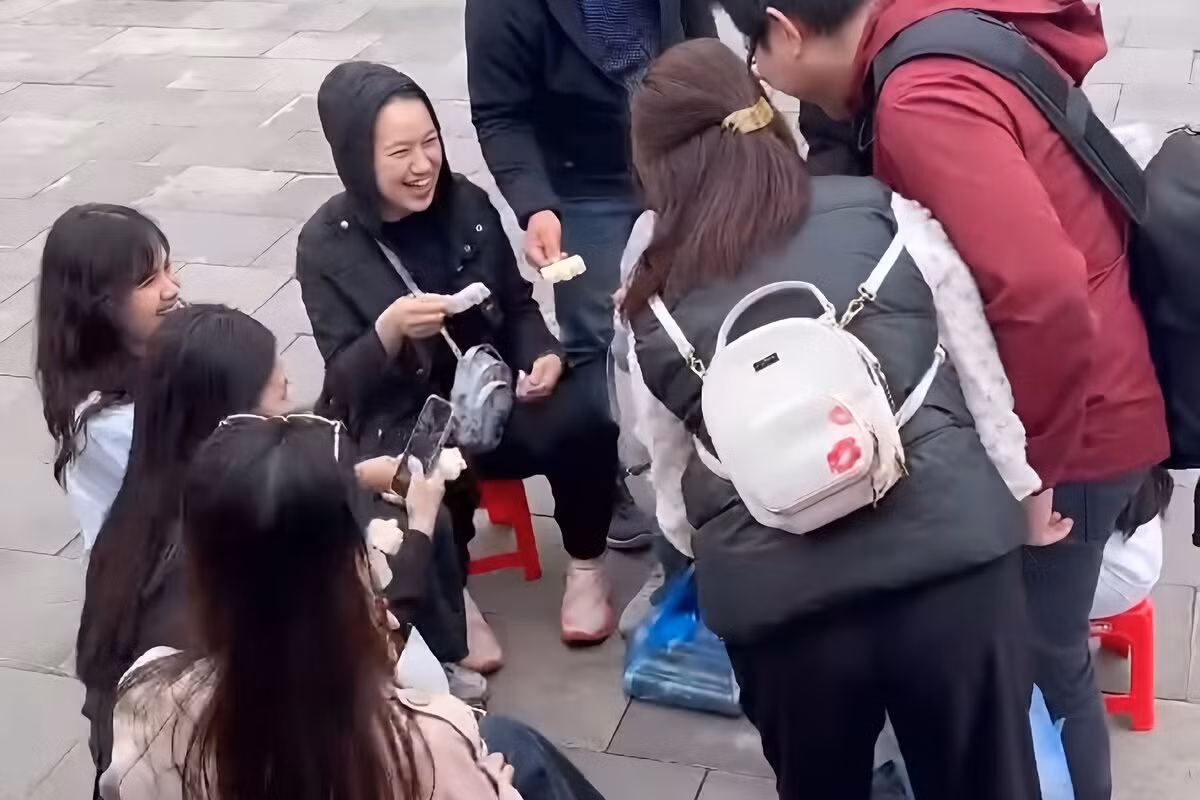 Không chỉ đẹp mắt, hương vị của món kem cũng được đánh giá cao với sự kết hợp hoàn hảo giữa độ mát lạnh, ngọt dịu và chút béo ngậy vừa phải.