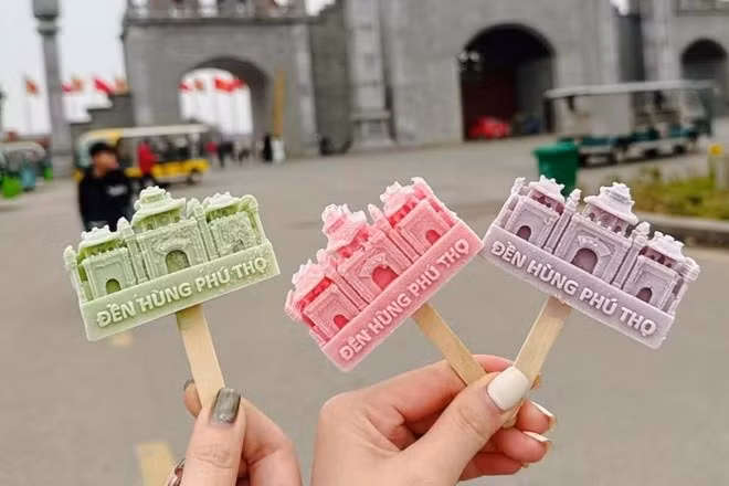 Thay vì những kiểu kem truyền thống, món kem này khiến ai cũng phải trầm trồ bởi thiết kế mô phỏng chính cổng vào Đền Hùng – một biểu tượng quen thuộc của người Việt.