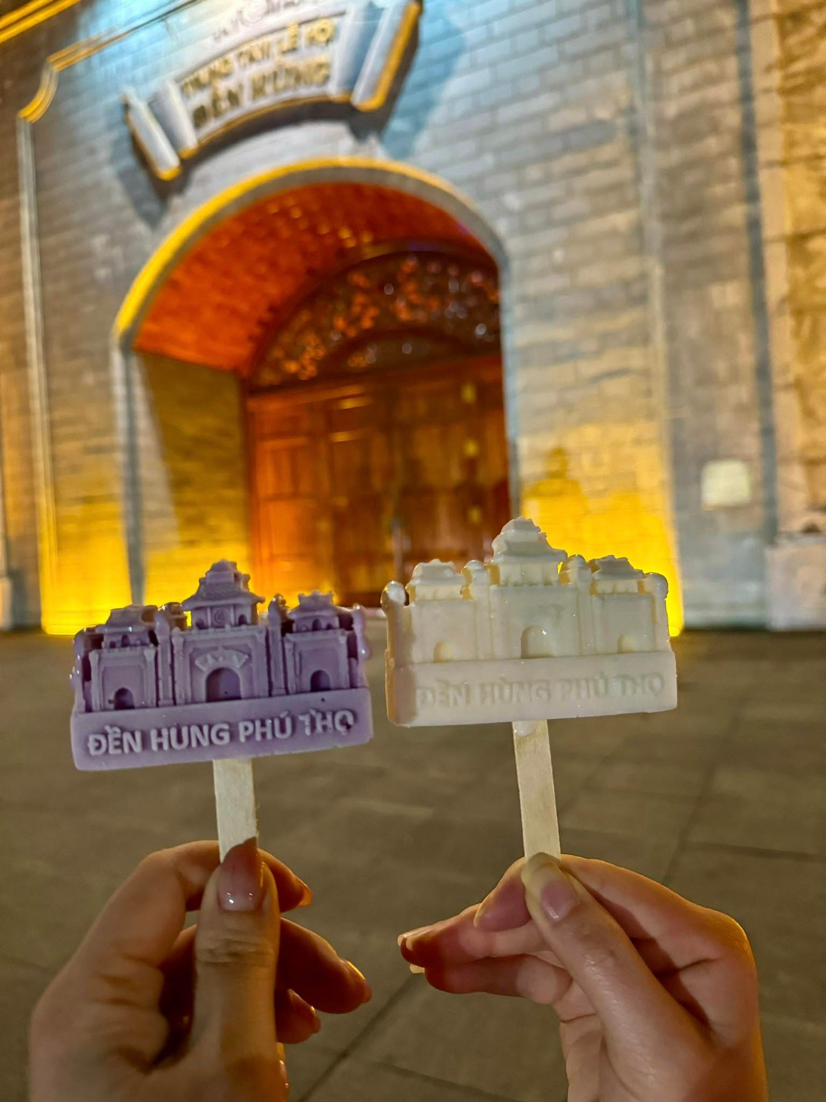 Chính sự độc đáo này đã khiến kem Đền Hùng trở thành "hot trend" được săn đón nhất mùa lễ hội năm nay.