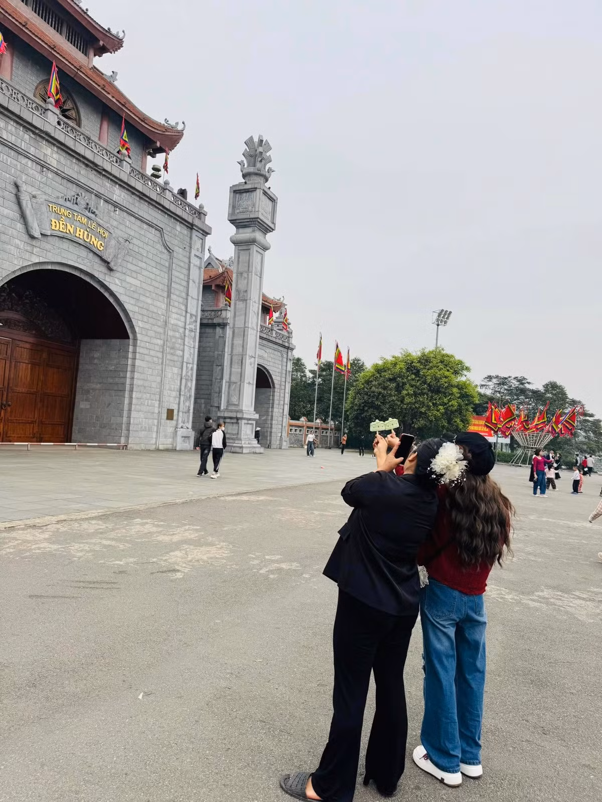 Lễ hội Đền Hùng là dịp quan trọng để người dân tưởng nhớ công lao dựng nước của các Vua Hùng, và sự xuất hiện của que kem mô phỏng biểu tượng Đền Hùng chính là một cách sáng tạo để gìn giữ, lan tỏa giá trị truyền thống theo phong cách hiện đại, gần gũi với giới trẻ.