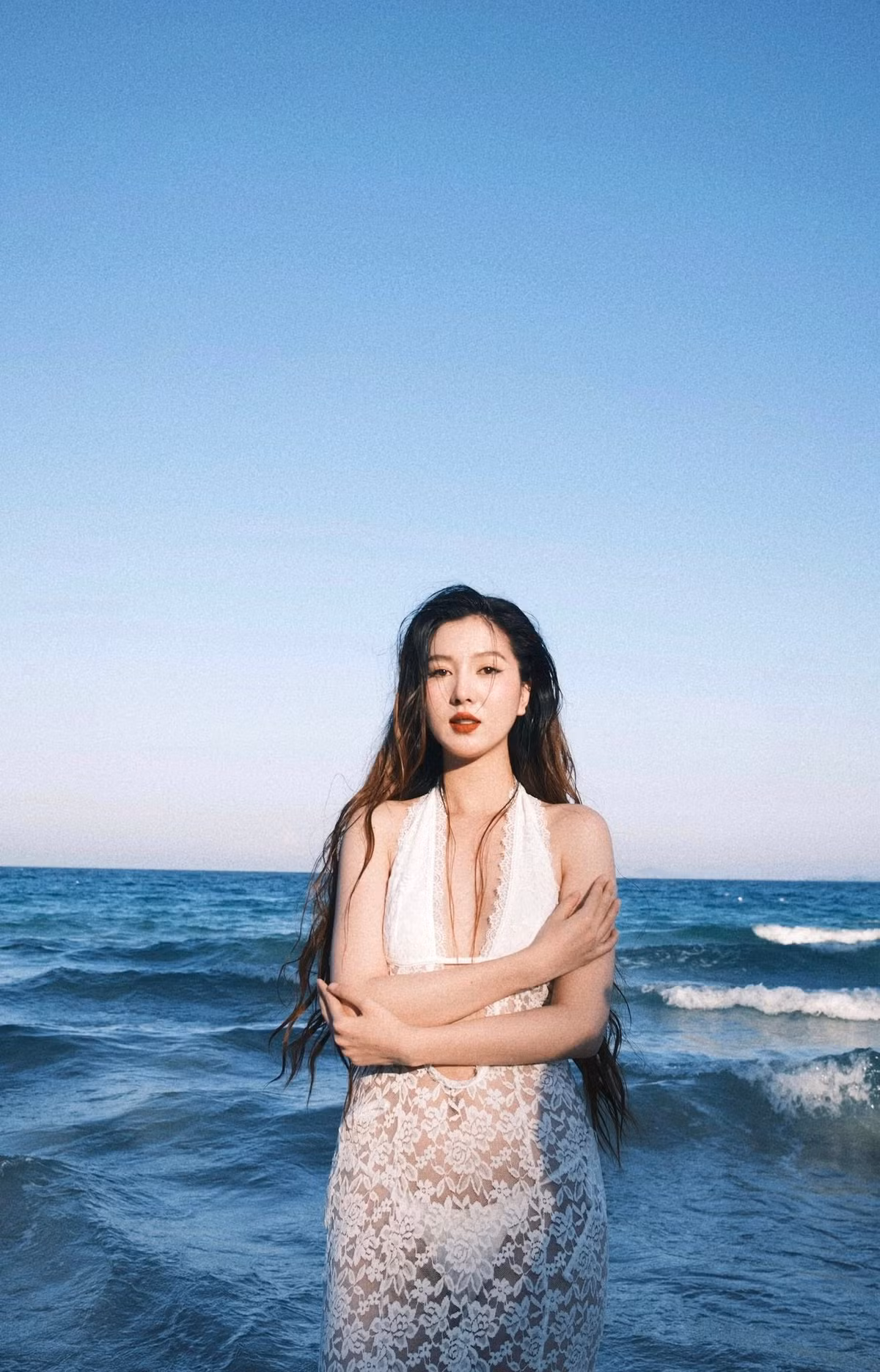 Tuệ Như còn ngày càng chứng minh sức hút riêng với phong cách thời trang táo bạo nhưng vẫn giữ được nét thanh lịch và đầy cuốn hút.