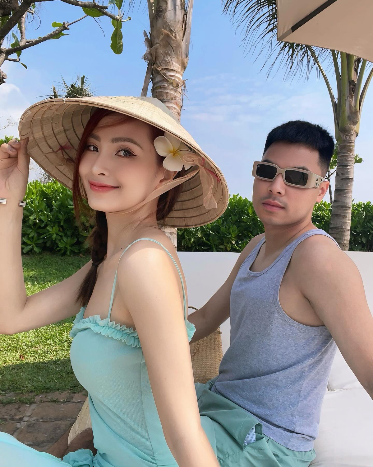 Thời gian gần đây, làng giải trí và thể thao Việt Nam rộn ràng với chuyện tình cảm giữa cựu tiền vệ đội tuyển Việt Nam, Phạm Đức Huy, và nữ MC duyên dáng của VTV, Nguyễn Huyền Trang, thường được biết đến với biệt danh Mù Tạt.