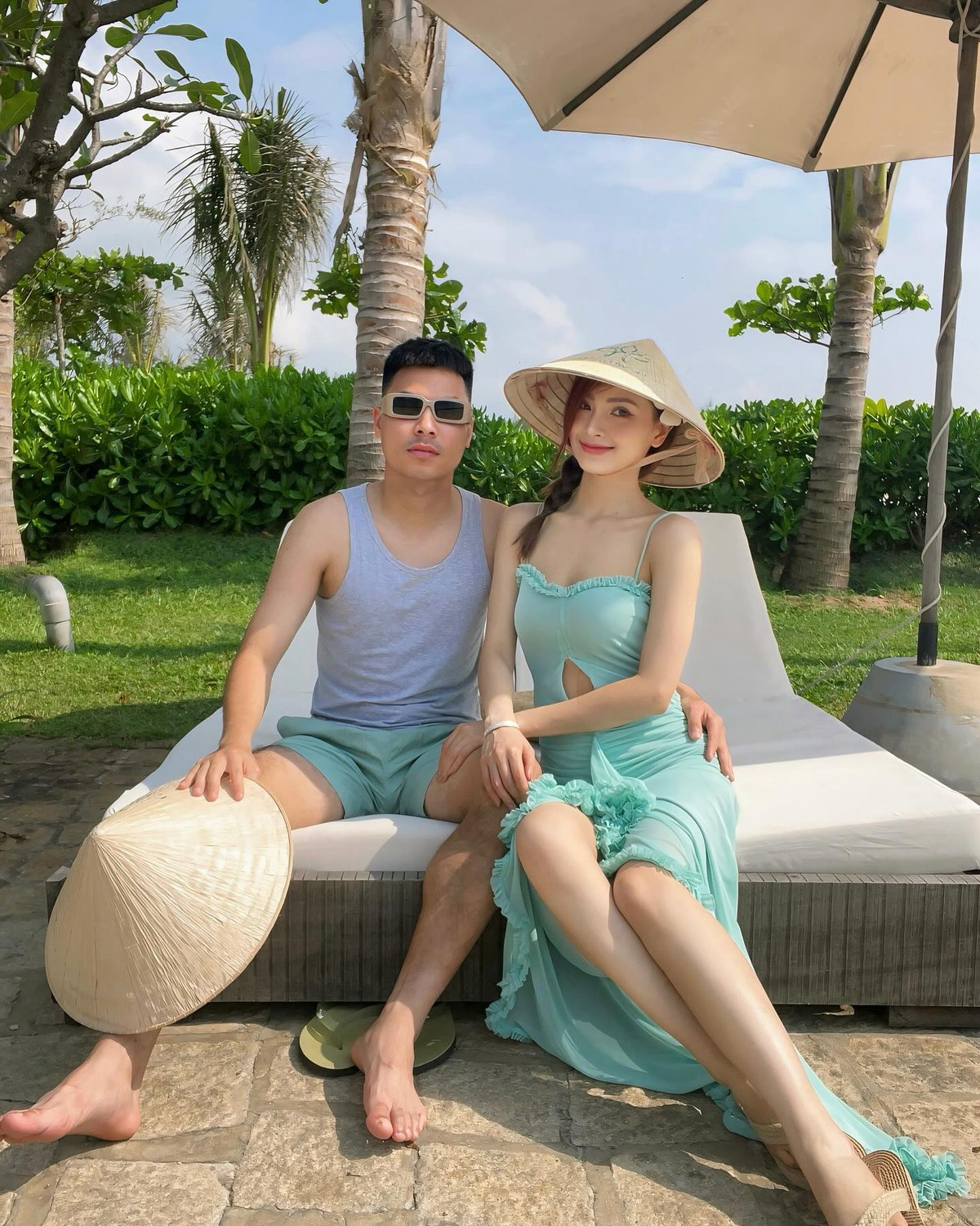 Trong loạt ảnh, Huyền Trang diện thiết kế váy mỏng 2 dây màu xanh ngọc gợi cảm khoe trọn vóc dáng nuột nà. Trong khi đó Đức Huy cũng gây chú ý khi mặc áo ba lỗ cùng chiếc quần màu xanh cùng tông màu với bộ váy của bạn gái.