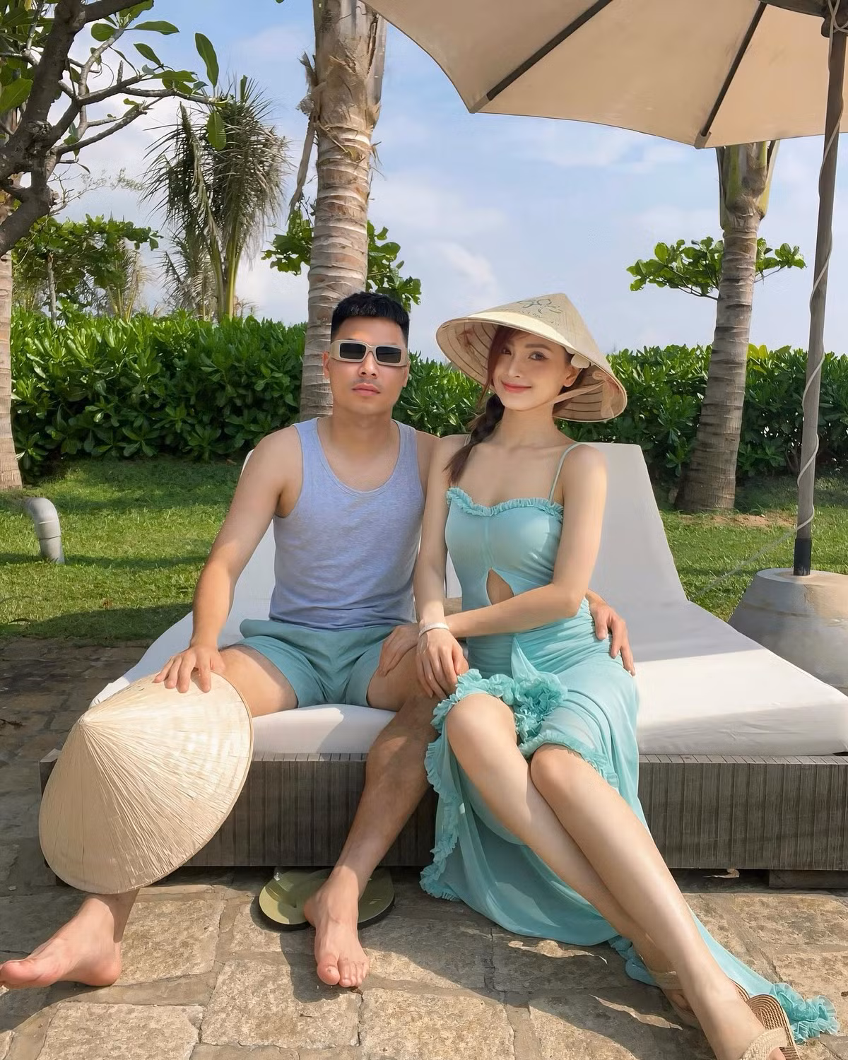 Trong loạt ảnh, Huyền Trang diện thiết kế váy mỏng 2 dây màu xanh ngọc gợi cảm khoe trọn vóc dáng nuột nà. Trong khi đó Đức Huy cũng gây chú ý khi mặc áo ba lỗ cùng chiếc quần màu xanh cùng tông màu với bộ váy của bạn gái.