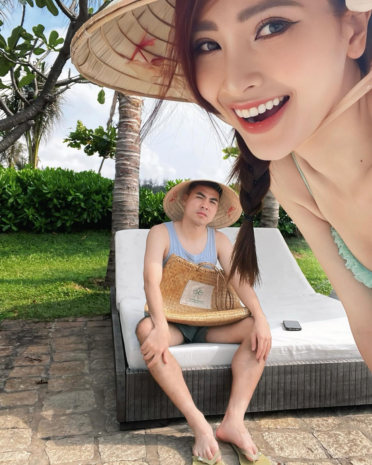 Dưới phần bình luận, các fan cũng tranh thủ vào “đẩy thuyền” cho cặp đôi. “Gửi cho tôi cái thiệp mời nha bạn”; “Hoàng tử có người yêu là quên luôn cái nhóm dặt dẹo”; “Cái tay, cái tay, bắt lấy cái tay”,...