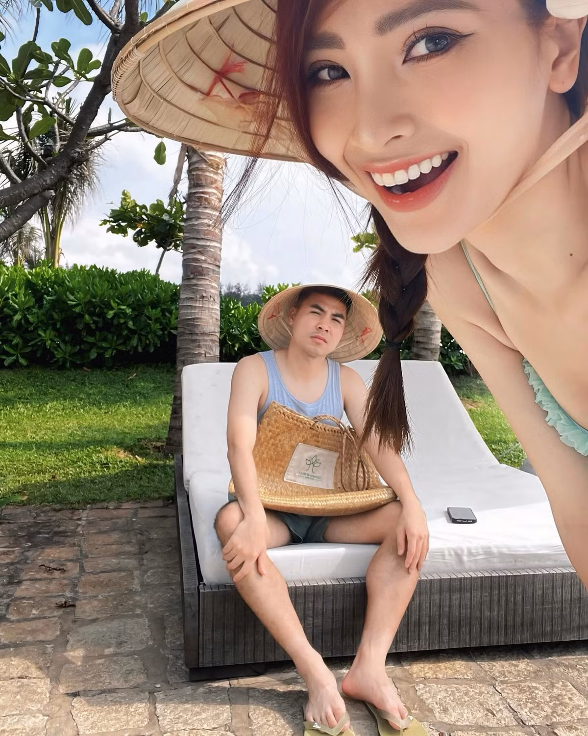 Dưới phần bình luận, các fan cũng tranh thủ vào “đẩy thuyền” cho cặp đôi. “Gửi cho tôi cái thiệp mời nha bạn”; “Hoàng tử có người yêu là quên luôn cái nhóm dặt dẹo”; “Cái tay, cái tay, bắt lấy cái tay”,...