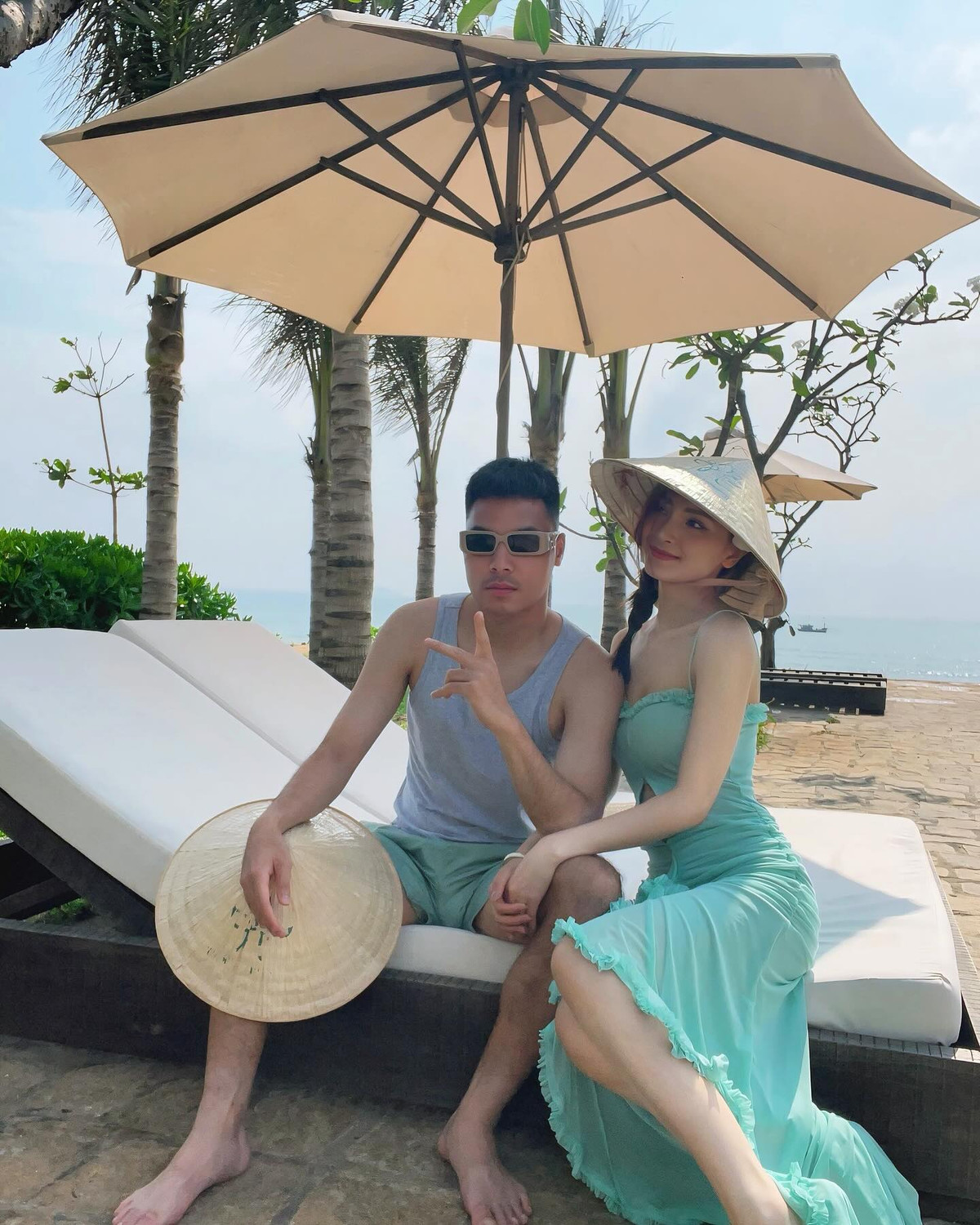 Cặp đôi thoải mái “pose” hình đầy tình tứ bên nhau. Đức Huy tình tứ ôm vào eo bạn gái, trong lúc Huyền Trang cũng thoải mái đặt tay lên đùi anh.