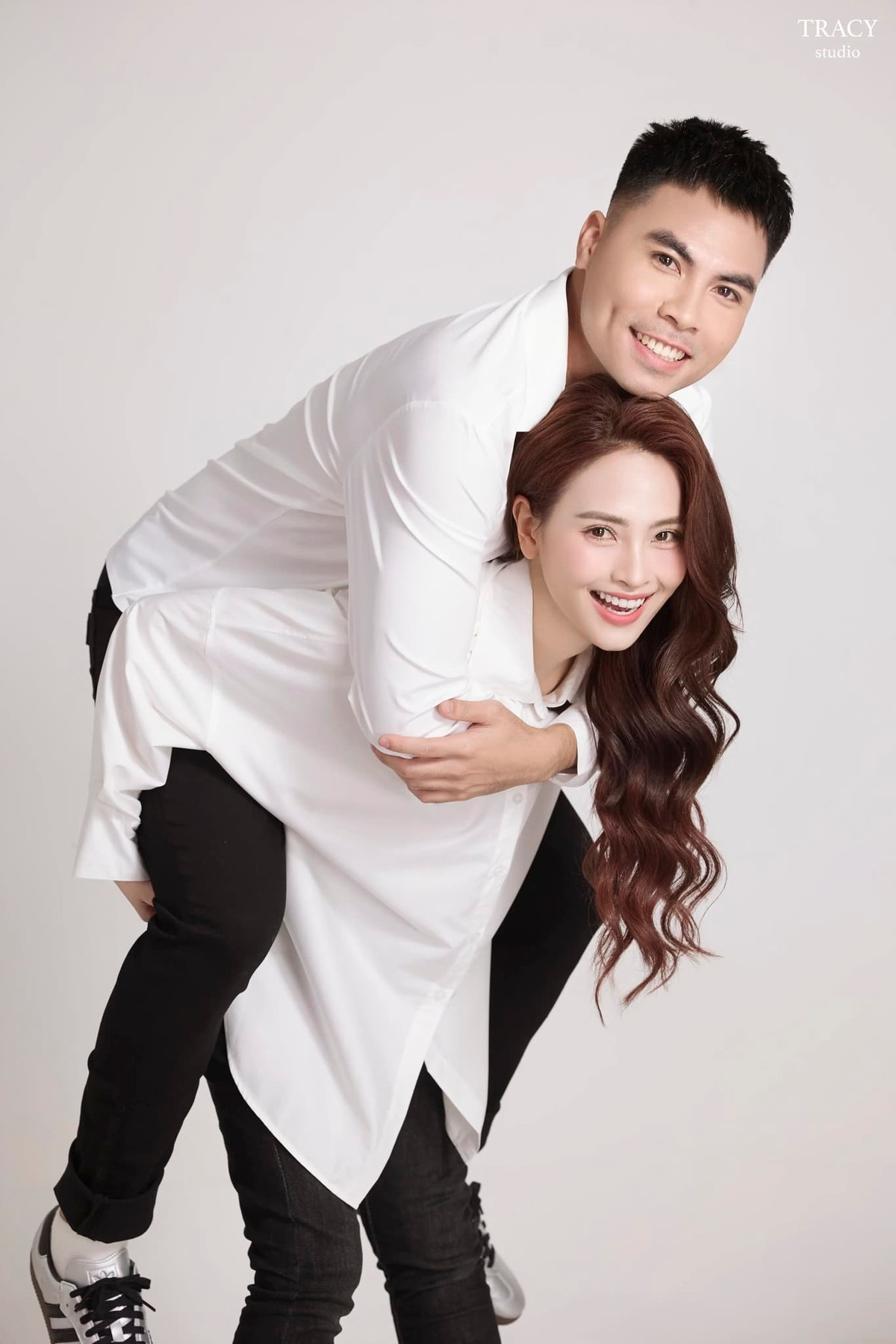 Huyền Trang sinh năm 1993, là MC quen thuộc của VTV với phong cách dẫn chương trình trẻ trung, sôi nổi. Trong khi đó, Đức Huy sinh năm 1995, là cầu thủ bóng đá nổi tiếng, từng thi đấu cho CLB Hà Nội và CLB Nam Định.