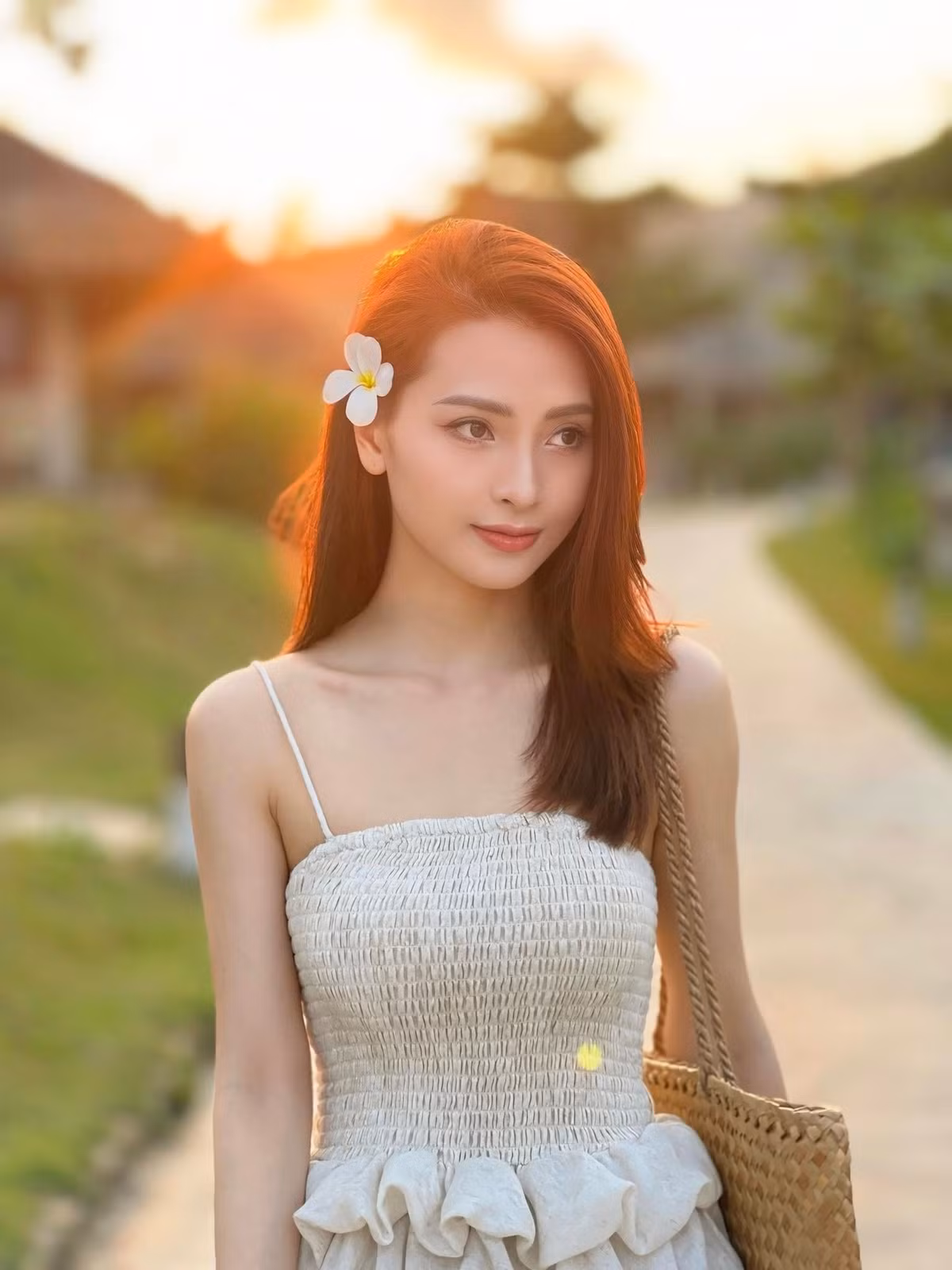 Từ khoảnh khắc thả dáng bên khung cảnh thiên nhiên đến nụ cười nhẹ nhàng khi đứng cạnh Đức Huy, Huyền Trang khiến cư dân mạng không khỏi xuýt xoa: “Visual ngày càng lên hương”, “Đúng chuẩn ‘nàng thơ’ khi yêu”…