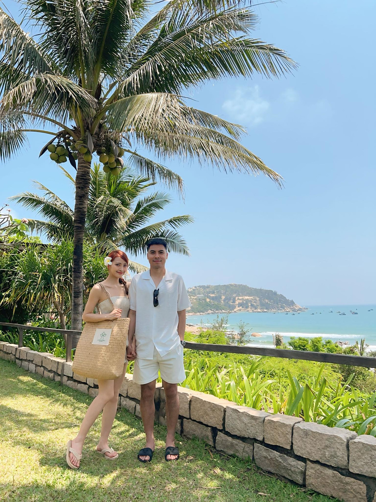 Trước đó, vào dịp Valentine, Huyền Trang từng úp mở bằng hình ảnh bó hoa cùng lời nhắn ngọt ngào, làm dấy lên tin đồn hẹn hò với Đức Huy. Đến ngày 7/3, chàng tiền vệ chính thức đăng ảnh chụp chung với bạn gái lên trang cá nhân, đánh dấu bước ngoặt công khai mối quan hệ.