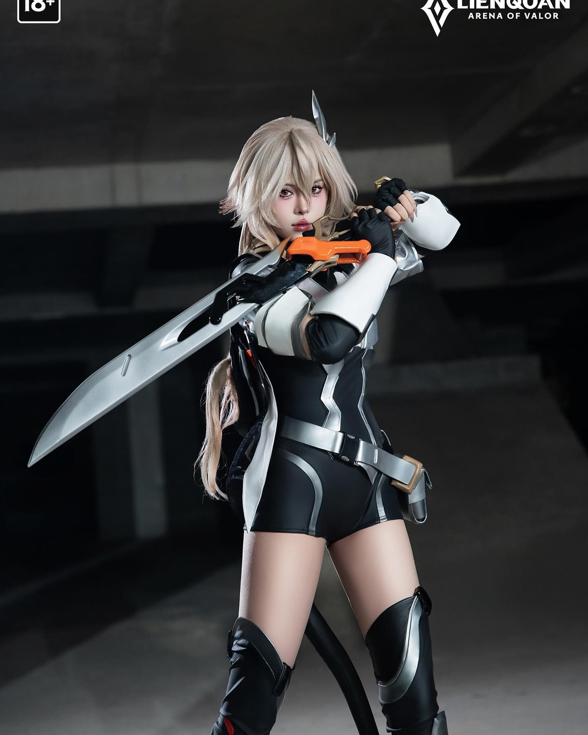 Phần tạo hình tóc bạch kim cùng biểu cảm sắc sảo của nữ cosplayer càng khiến người xem "mất máu" bởi độ chân thật và cuốn hút.