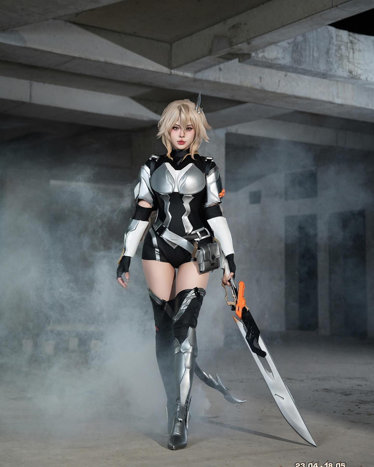 Đặc biệt, vũ khí đặc trưng của Butterfly – thanh kiếm to bản được xử lý tinh tế đến từng chi tiết cũng được tái hiện trong bộ ảnh.