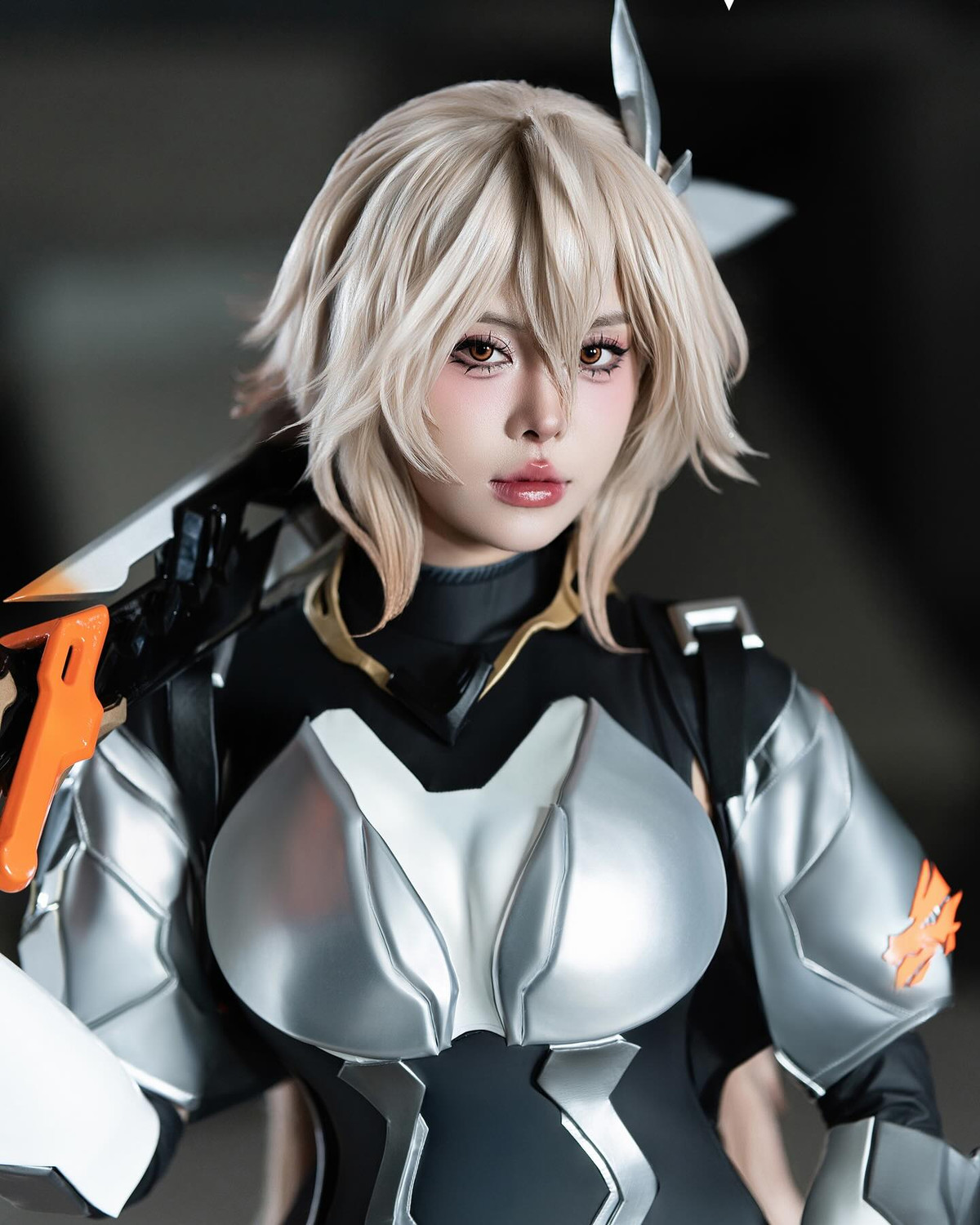 Võ Nữ Ngân Hà (sinh năm 2003, đến từ Đắk Lắk), là một gương mặt sáng giá trong làng mẫu ảnh hiện nay, cô nàng sở hữu nét đẹp trong sáng đáng yêu với khuôn mặt thanh tú và đôi mắt biết nói.