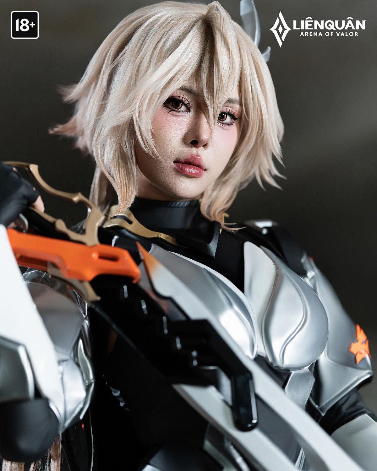 Với bộ giáp kim loại ánh bạc kết hợp cùng các chi tiết đen mạnh mẽ, Ngân Hà tái hiện hoàn hảo hình tượng Butterfly: lạnh lùng, quyết đoán nhưng không kém phần quyến rũ.