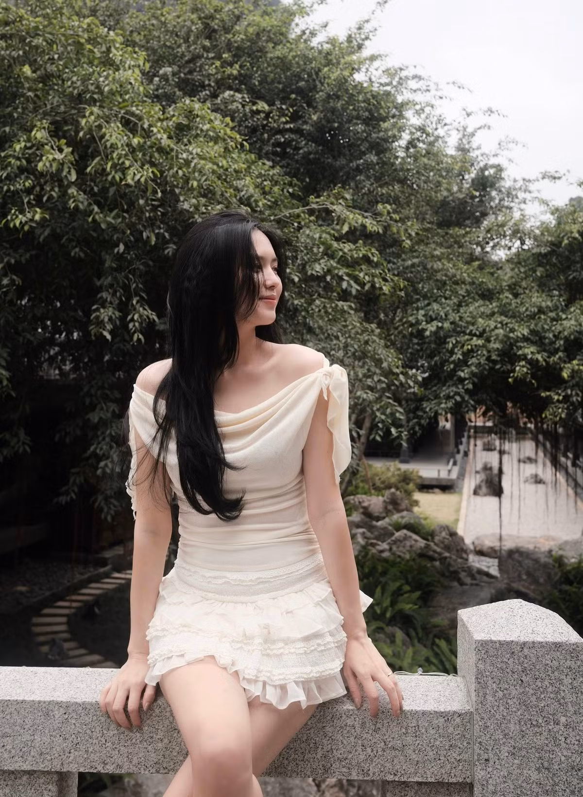 Với vẻ đẹp dịu dàng và tinh tế, bà xã của Thành Chung luôn giữ được sự kín đáo nhưng vẫn cuốn hút mỗi khi xuất hiện.