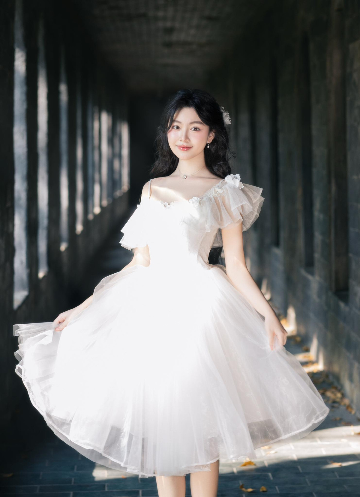 Điều đặc biệt khiến Lọ Lem thu hút hơn chính là khí chất. Không cần quá phô trương, không ồn ào trên mạng xã hội, cô gái 19 tuổi mang đến một hình ảnh trưởng thành, thanh lịch, đúng chuẩn "con nhà gia giáo".