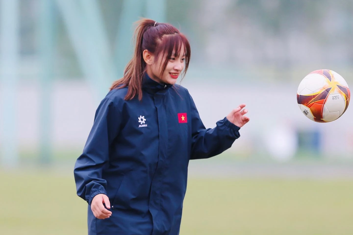 Lê Hồng Yêu, sinh năm 2007 tại Thanh Hóa, hiện là trung vệ của CLB Phong Phú Hà Nam. Tại Giải bóng đá nữ U19 quốc gia 2025, cô đã góp phần quan trọng giúp đội nhà đạt thành tích xuất sắc, đồng thời cũng nhờ vậy thu hút sự chú ý của cộng đồng mạng.