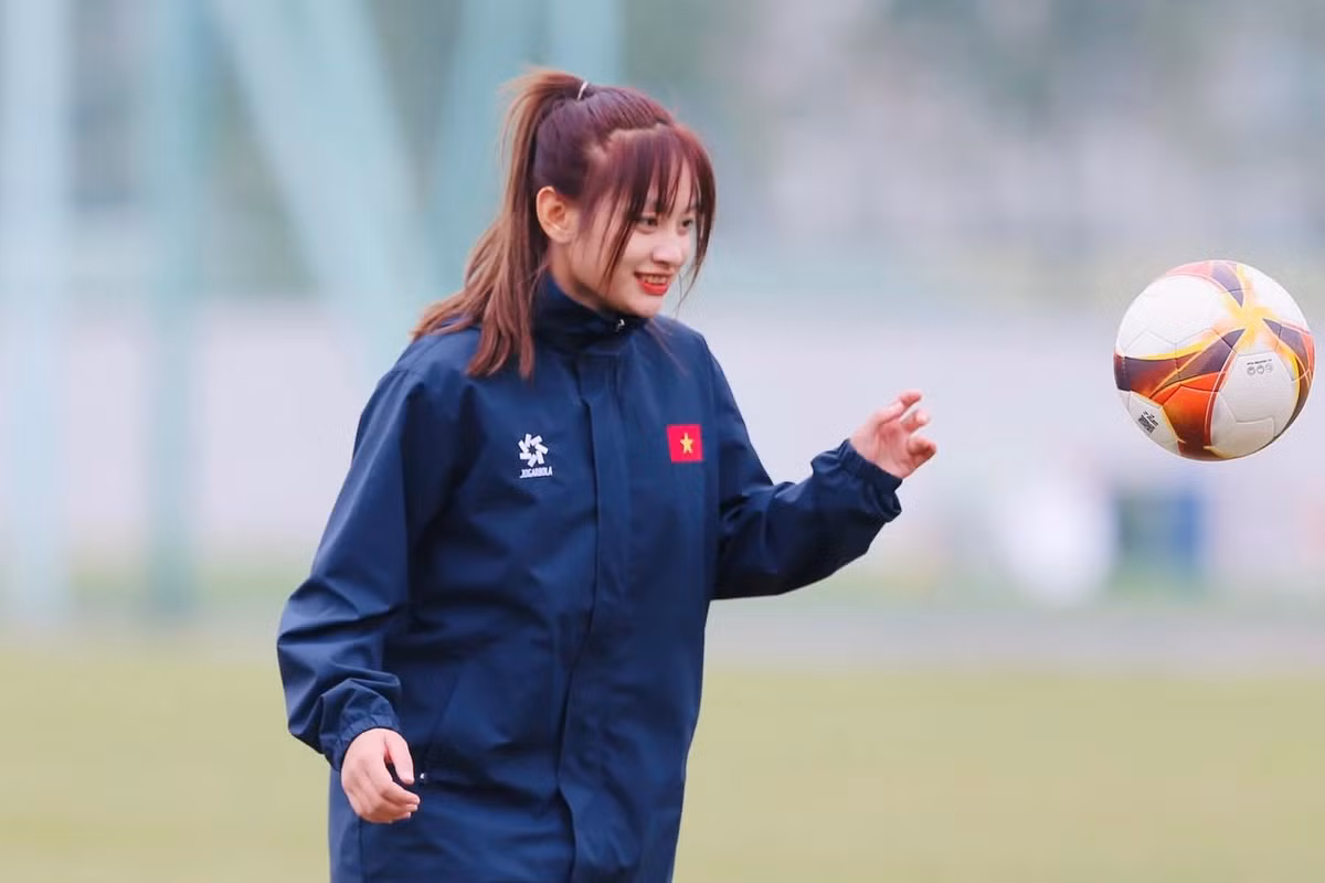 Lê Hồng Yêu, sinh năm 2007 tại Thanh Hóa, hiện là trung vệ của CLB Phong Phú Hà Nam. Tại Giải bóng đá nữ U19 quốc gia 2025, cô đã góp phần quan trọng giúp đội nhà đạt thành tích xuất sắc, đồng thời cũng nhờ vậy thu hút sự chú ý của cộng đồng mạng.