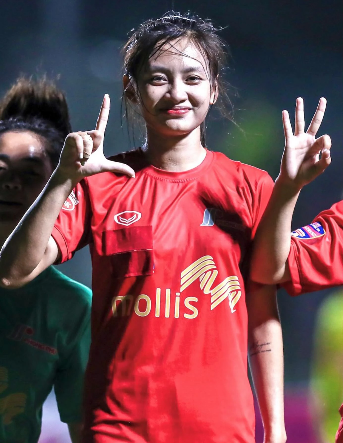 Với chiều cao 1,70 m và gương mặt khả ái, Hồng Yêu không chỉ nổi bật trên sân cỏ mà còn gây thương nhớ trong lòng người hâm mộ.