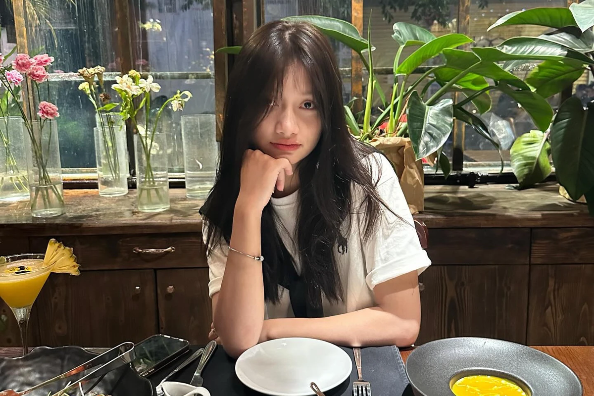 Ngoài đời, cô nàng ghi điểm với phong cách ngọt ngào và dễ thương.