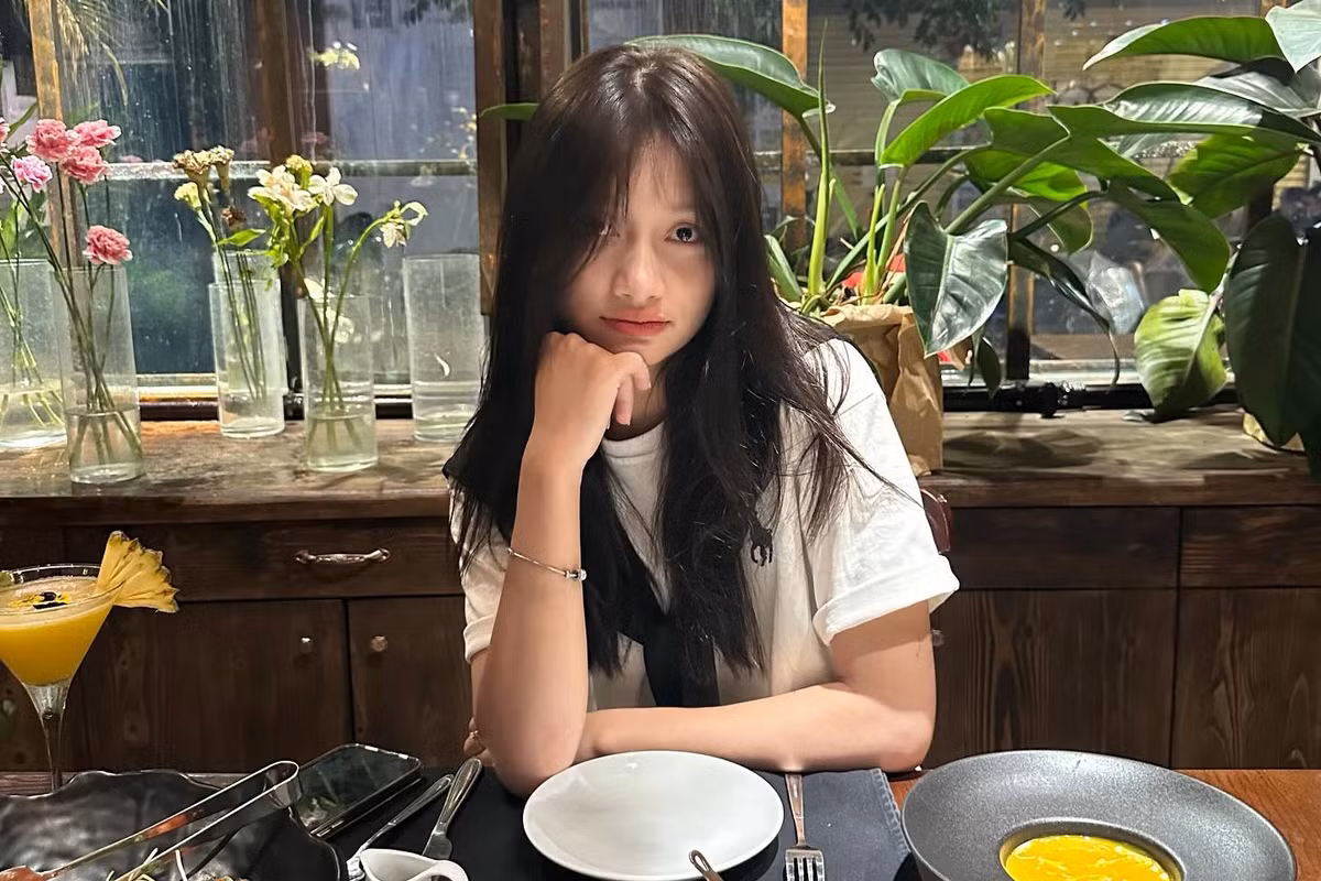 Ngoài đời, cô nàng ghi điểm với phong cách ngọt ngào và dễ thương.