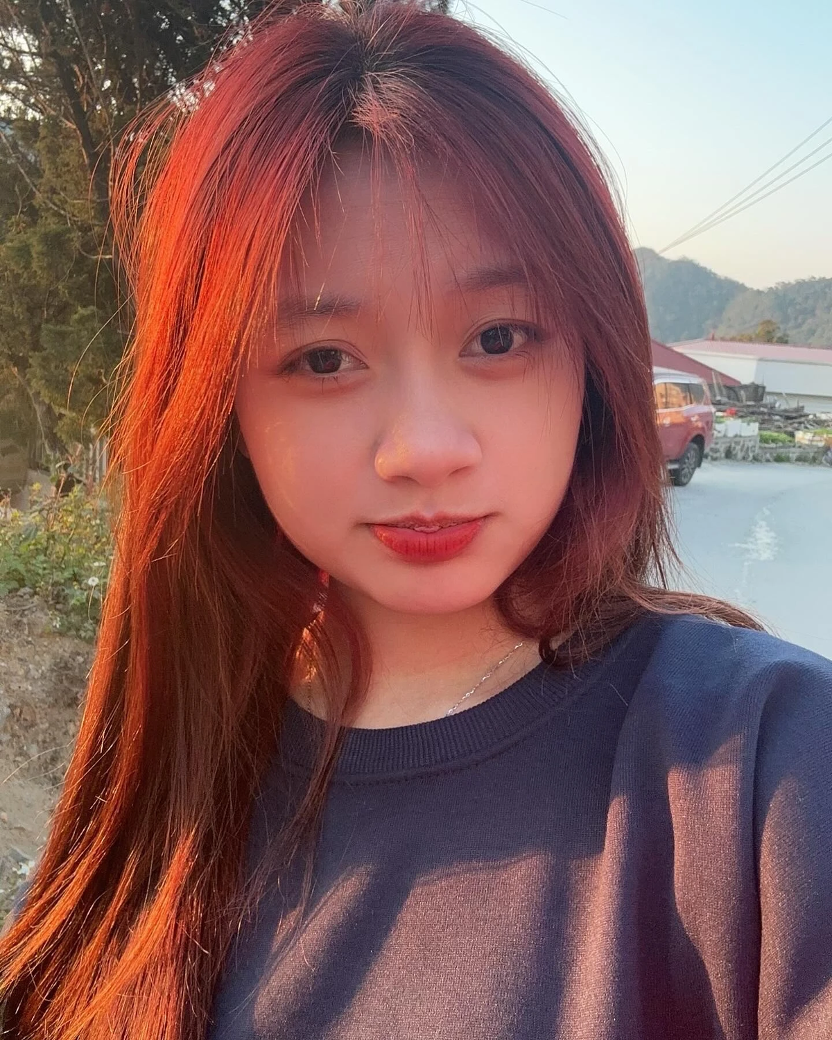 Trên sân, Hồng Yêu thể hiện sự mạnh mẽ và quyết đoán trong những pha lên bóng. Ở vòng 4 trận gặp TP.HCM, Hồng Yêu có pha ghi bàn gỡ hoà cho Phong Phú Hà Nam ở phút thứ 27. Trước đó, cô cũng là người ghi bàn từ chấm phạt đền trong thắng lợi ở trận mở màn của đội nhà.