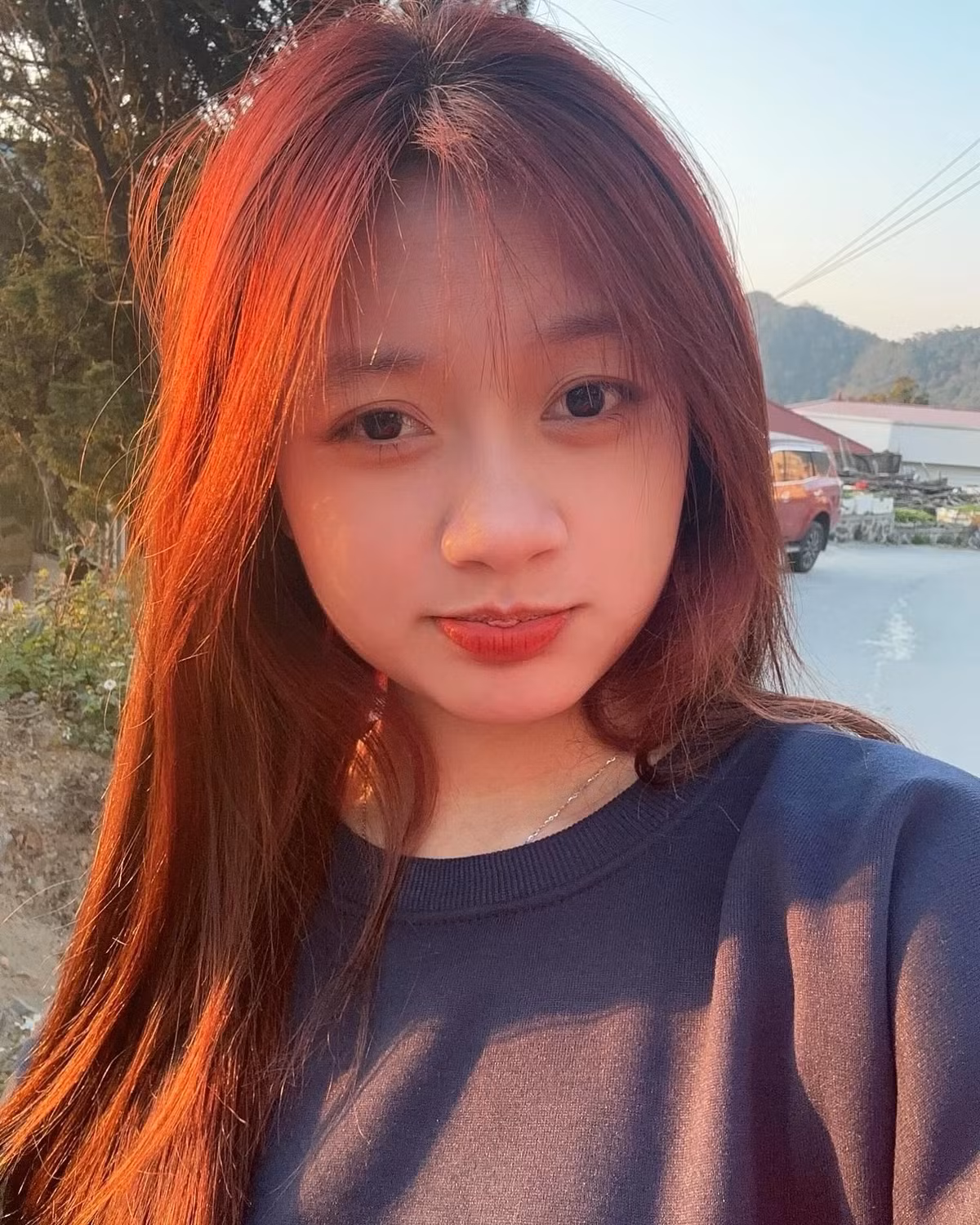 Trên sân, Hồng Yêu thể hiện sự mạnh mẽ và quyết đoán trong những pha lên bóng. Ở vòng 4 trận gặp TP.HCM, Hồng Yêu có pha ghi bàn gỡ hoà cho Phong Phú Hà Nam ở phút thứ 27. Trước đó, cô cũng là người ghi bàn từ chấm phạt đền trong thắng lợi ở trận mở màn của đội nhà.