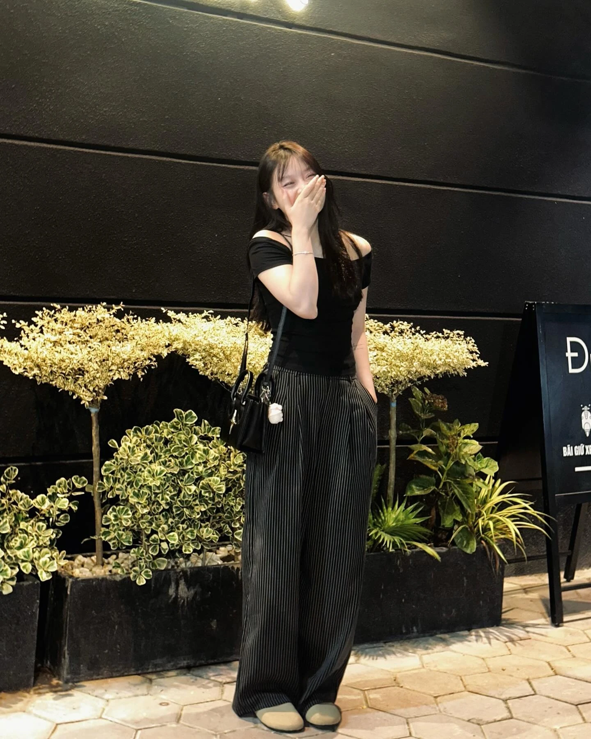 Hồng Yêu thường trang điểm nhẹ nhàng, chuộng trang phục đơn giản như áo phông, quần ống rộng.