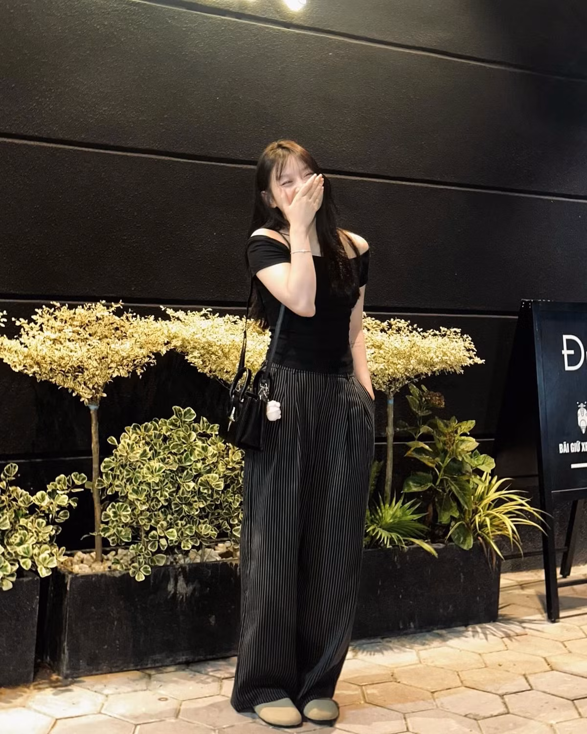 Hồng Yêu thường trang điểm nhẹ nhàng, chuộng trang phục đơn giản như áo phông, quần ống rộng.