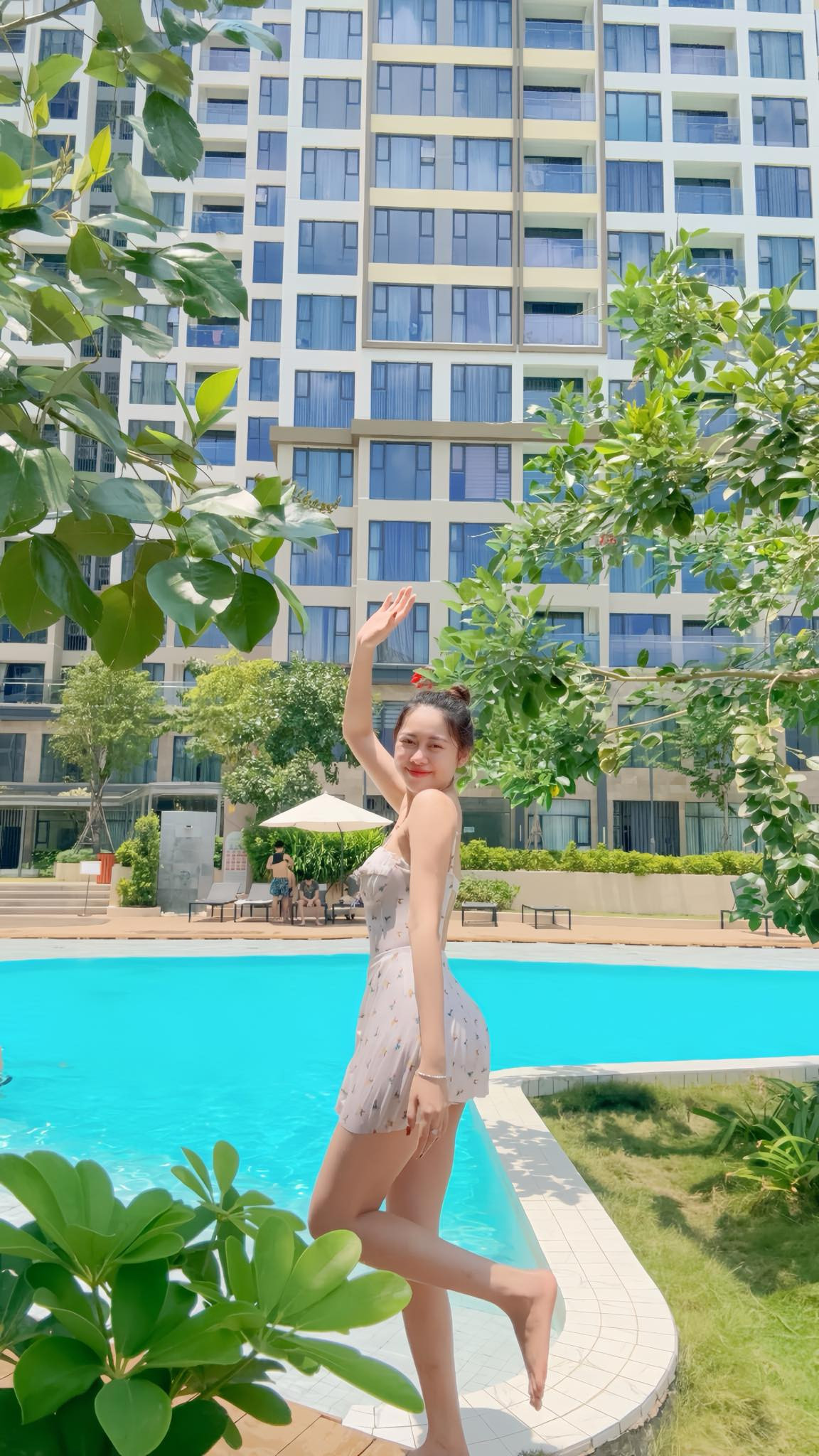 Bên cạnh nhan sắc rạng rỡ, thần thái của Việt Phương Thoa cũng là điểm nhấn khiến người hâm mộ không thể rời mắt. Những biểu cảm tự nhiên, đầy sức sống của cô nàng càng làm bức ảnh trở nên cuốn hút hơn.