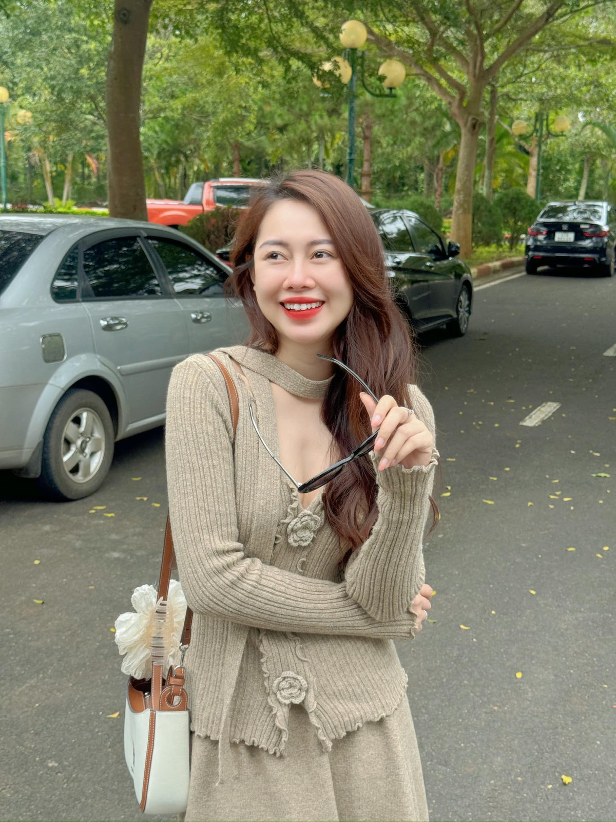 Cô nàng sinh năm 1998, quê ở Quảng Ngãi, và hiện đang sinh sống và làm việc tại TP.HCM.