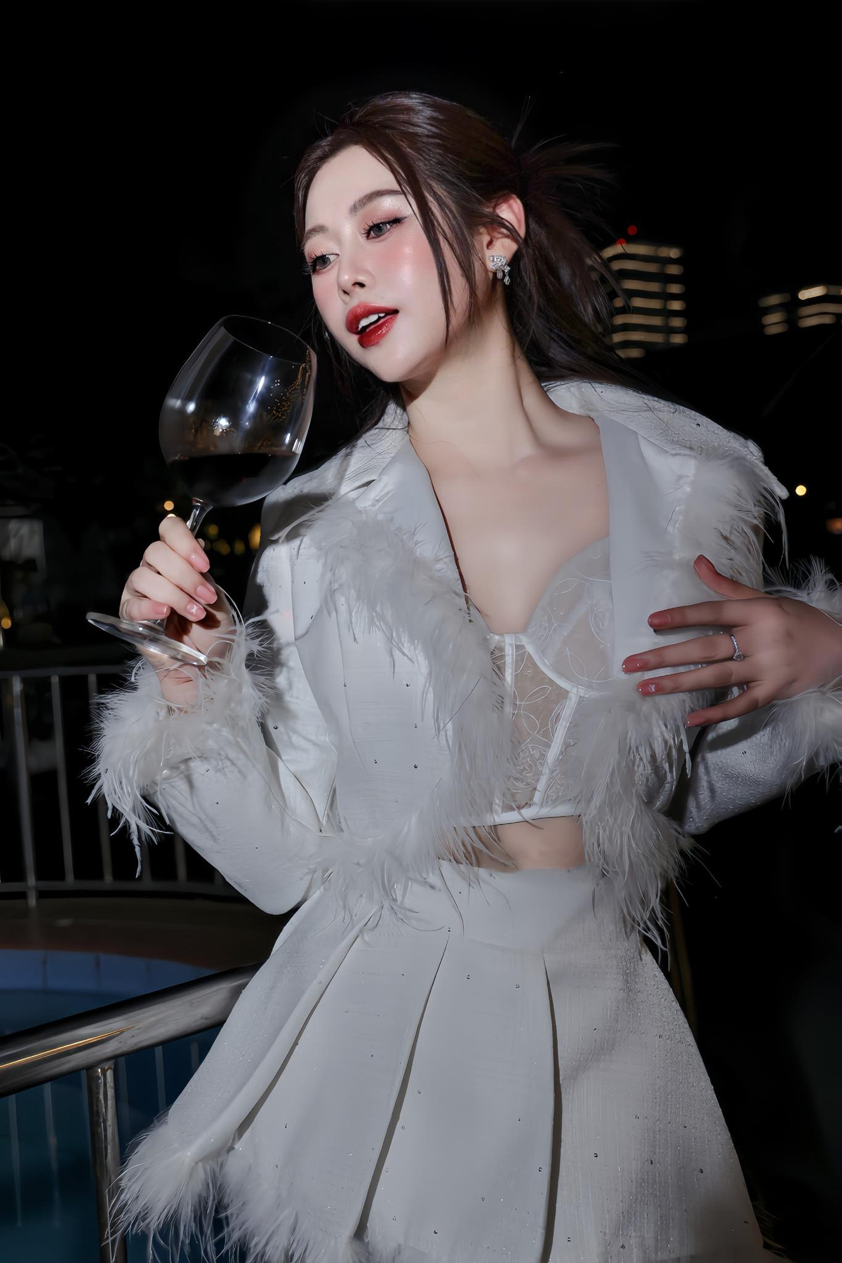 Nhờ khả năng nhập vai linh hoạt và phong cách hài hước duyên dáng, cô nhanh chóng thu hút sự yêu thích từ cộng đồng mạng.