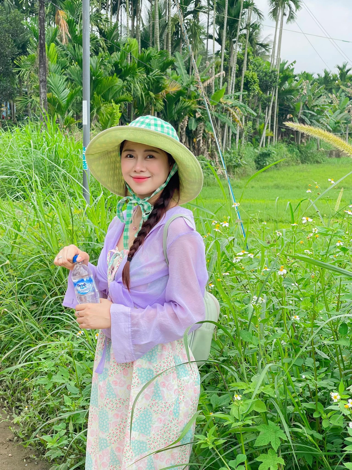 Ngay sau khi loạt ảnh được đăng tải, cộng đồng mạng đã để lại nhiều lời khen ngợi cho vẻ ngoài xinh đẹp và phong cách thời trang tinh tế của Việt Phương Thoa.