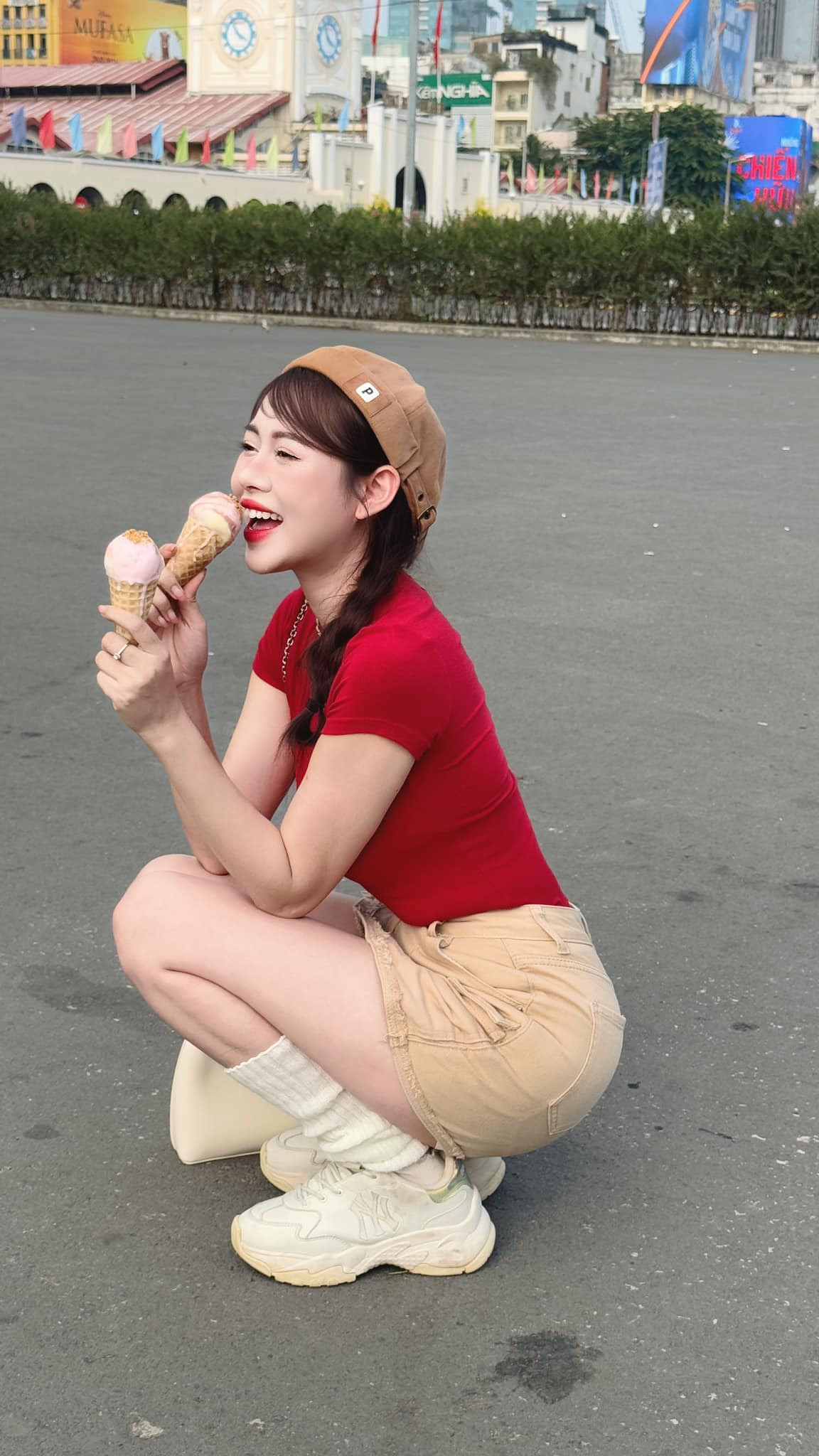 Không chỉ nổi bật với nhan sắc cuốn hút và phong cách thời trang ấn tượng, Việt Phương Thoa còn được biết đến là một trong những TikToker đình đám tại Việt Nam với hàng triệu lượt theo dõi.